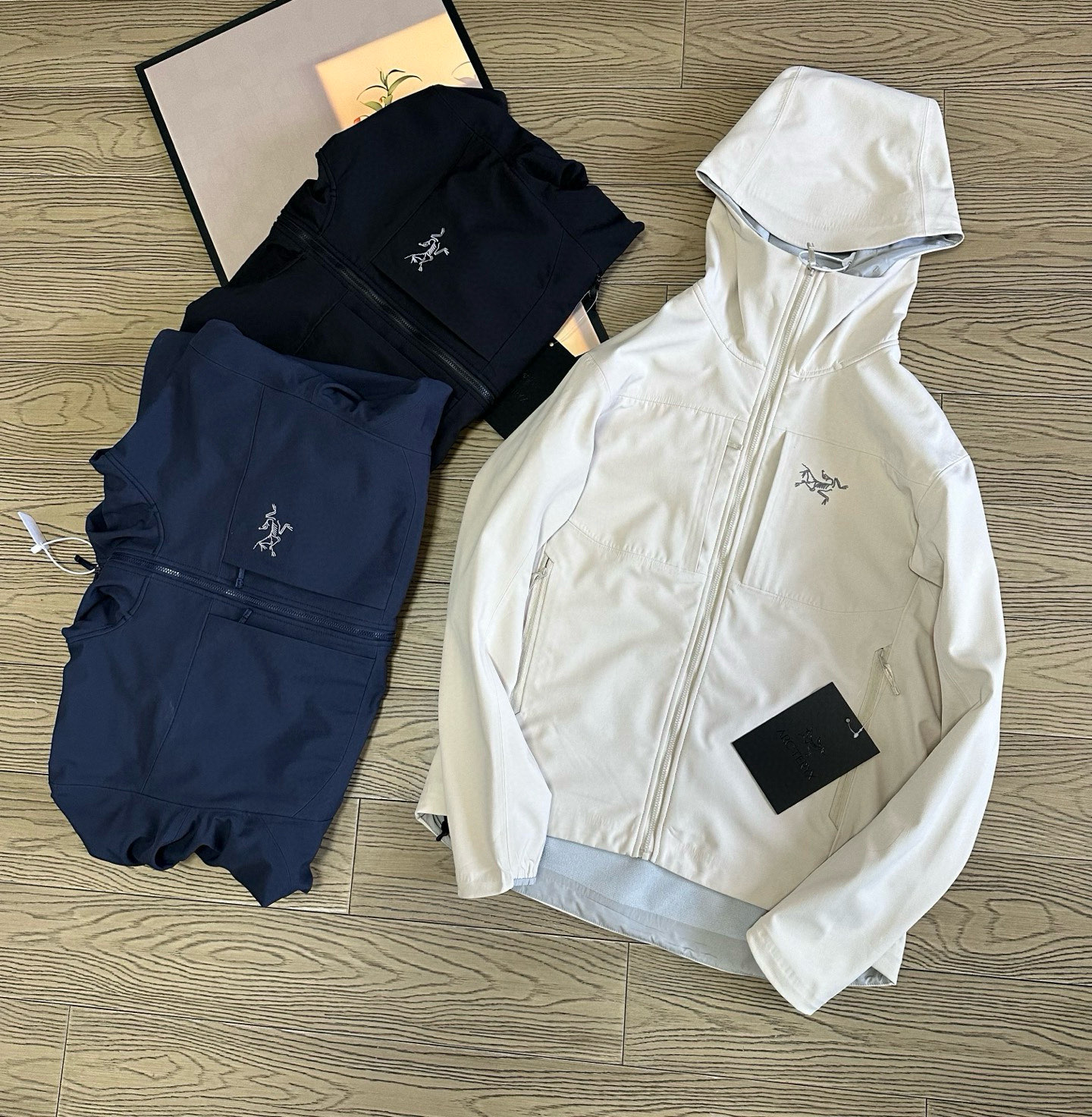 高标准选精品✨通版多擦亮👀,🐮货冲冲冲 💰390
始祖鸟情侣款户外冲锋衣~
重磅春款新款来袭,2 5年春秋最新款 ARC'TERYX
始祖鸟软壳冲锋衣!
专柜醉新版,兄弟千万别错过!
先进压胶技术!采用专业止水带压胶!外层
GTEXAPORE 外层防水透气!保暖、舒适、
轻便!
细节介绍:
帽子:连帽、风帽可调节视野范国和松紧度!
外层夹克面料:TEXAPORE2L 面料拥有拒水、防
风功能和良好的舒适性
拉链:专业YKK拉链、可经受十万次的拉合
袖口:内层弹力收缩袖口、外层魔术贴设计,能有效防止风沙的进入。
下摆可调节系统、水洗标齐全!
颜色:黑色~藏青~米白
尺码:S——2XL
S 肩宽47 胸围118 袖长63 衣长72
M 肩宽48 胸围120 袖长64 衣长72
L 肩宽49 胸围122 袖长65 衣长74
XL肩宽50 胸围124 袖长66 衣长75
2xL肩宽51 胸围126 袖长67 衣长76
