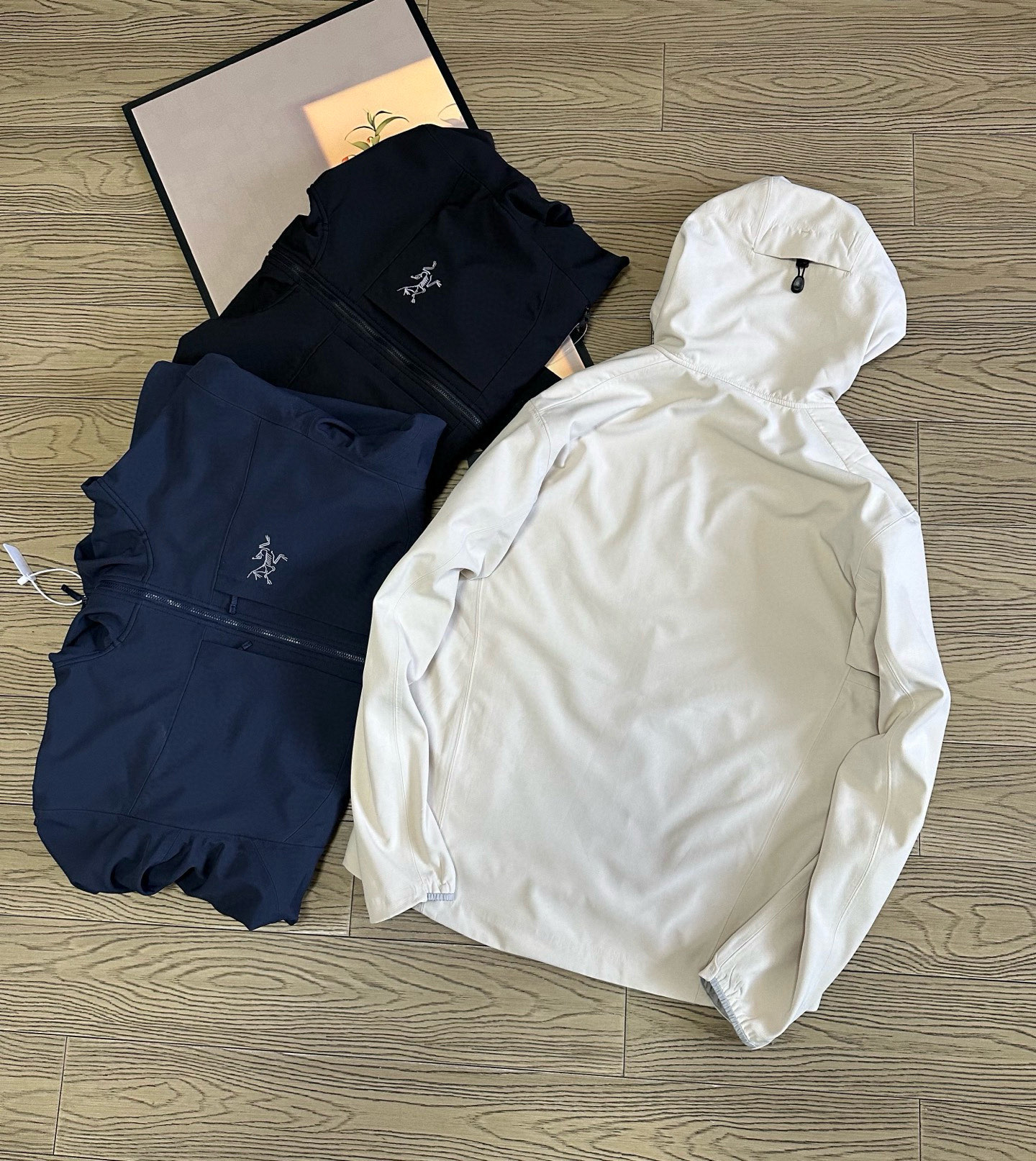 高标准选精品✨通版多擦亮👀,🐮货冲冲冲 💰390
始祖鸟情侣款户外冲锋衣~
重磅春款新款来袭,2 5年春秋最新款 ARC'TERYX
始祖鸟软壳冲锋衣!
专柜醉新版,兄弟千万别错过!
先进压胶技术!采用专业止水带压胶!外层
GTEXAPORE 外层防水透气!保暖、舒适、
轻便!
细节介绍:
帽子:连帽、风帽可调节视野范国和松紧度!
外层夹克面料:TEXAPORE2L 面料拥有拒水、防
风功能和良好的舒适性
拉链:专业YKK拉链、可经受十万次的拉合
袖口:内层弹力收缩袖口、外层魔术贴设计,能有效防止风沙的进入。
下摆可调节系统、水洗标齐全!
颜色:黑色~藏青~米白
尺码:S——2XL
S 肩宽47 胸围118 袖长63 衣长72
M 肩宽48 胸围120 袖长64 衣长72
L 肩宽49 胸围122 袖长65 衣长74
XL肩宽50 胸围124 袖长66 衣长75
2xL肩宽51 胸围126 袖长67 衣长76