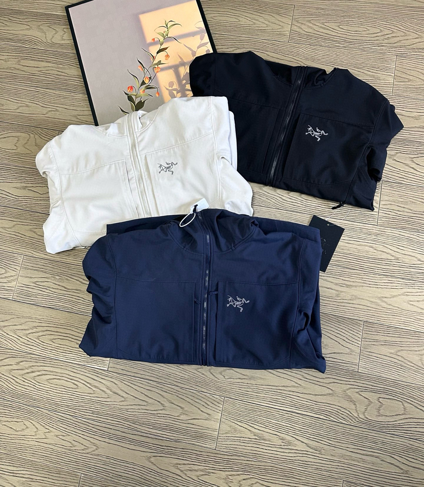 高标准选精品✨通版多擦亮👀,🐮货冲冲冲 💰390
始祖鸟情侣款户外冲锋衣~
重磅春款新款来袭,2 5年春秋最新款 ARC'TERYX
始祖鸟软壳冲锋衣!
专柜醉新版,兄弟千万别错过!
先进压胶技术!采用专业止水带压胶!外层
GTEXAPORE 外层防水透气!保暖、舒适、
轻便!
细节介绍:
帽子:连帽、风帽可调节视野范国和松紧度!
外层夹克面料:TEXAPORE2L 面料拥有拒水、防
风功能和良好的舒适性
拉链:专业YKK拉链、可经受十万次的拉合
袖口:内层弹力收缩袖口、外层魔术贴设计,能有效防止风沙的进入。
下摆可调节系统、水洗标齐全!
颜色:黑色~藏青~米白
尺码:S——2XL
S 肩宽47 胸围118 袖长63 衣长72
M 肩宽48 胸围120 袖长64 衣长72
L 肩宽49 胸围122 袖长65 衣长74
XL肩宽50 胸围124 袖长66 衣长75
2xL肩宽51 胸围126 袖长67 衣长76