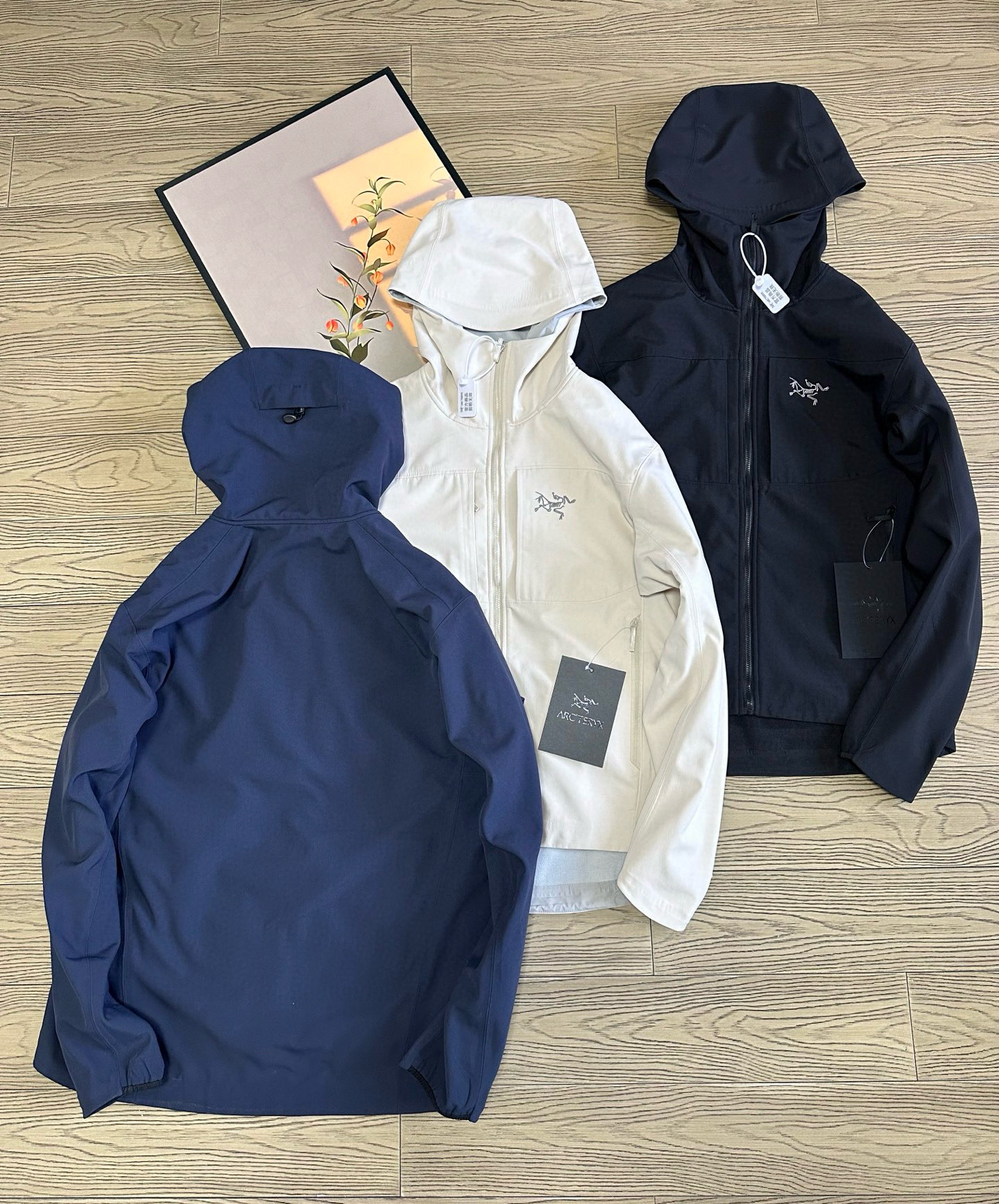 高标准选精品✨通版多擦亮👀,🐮货冲冲冲 💰390
始祖鸟情侣款户外冲锋衣~
重磅春款新款来袭,2 5年春秋最新款 ARC'TERYX
始祖鸟软壳冲锋衣!
专柜醉新版,兄弟千万别错过!
先进压胶技术!采用专业止水带压胶!外层
GTEXAPORE 外层防水透气!保暖、舒适、
轻便!
细节介绍:
帽子:连帽、风帽可调节视野范国和松紧度!
外层夹克面料:TEXAPORE2L 面料拥有拒水、防
风功能和良好的舒适性
拉链:专业YKK拉链、可经受十万次的拉合
袖口:内层弹力收缩袖口、外层魔术贴设计,能有效防止风沙的进入。
下摆可调节系统、水洗标齐全!
颜色:黑色~藏青~米白
尺码:S——2XL
S 肩宽47 胸围118 袖长63 衣长72
M 肩宽48 胸围120 袖长64 衣长72
L 肩宽49 胸围122 袖长65 衣长74
XL肩宽50 胸围124 袖长66 衣长75
2xL肩宽51 胸围126 袖长67 衣长76