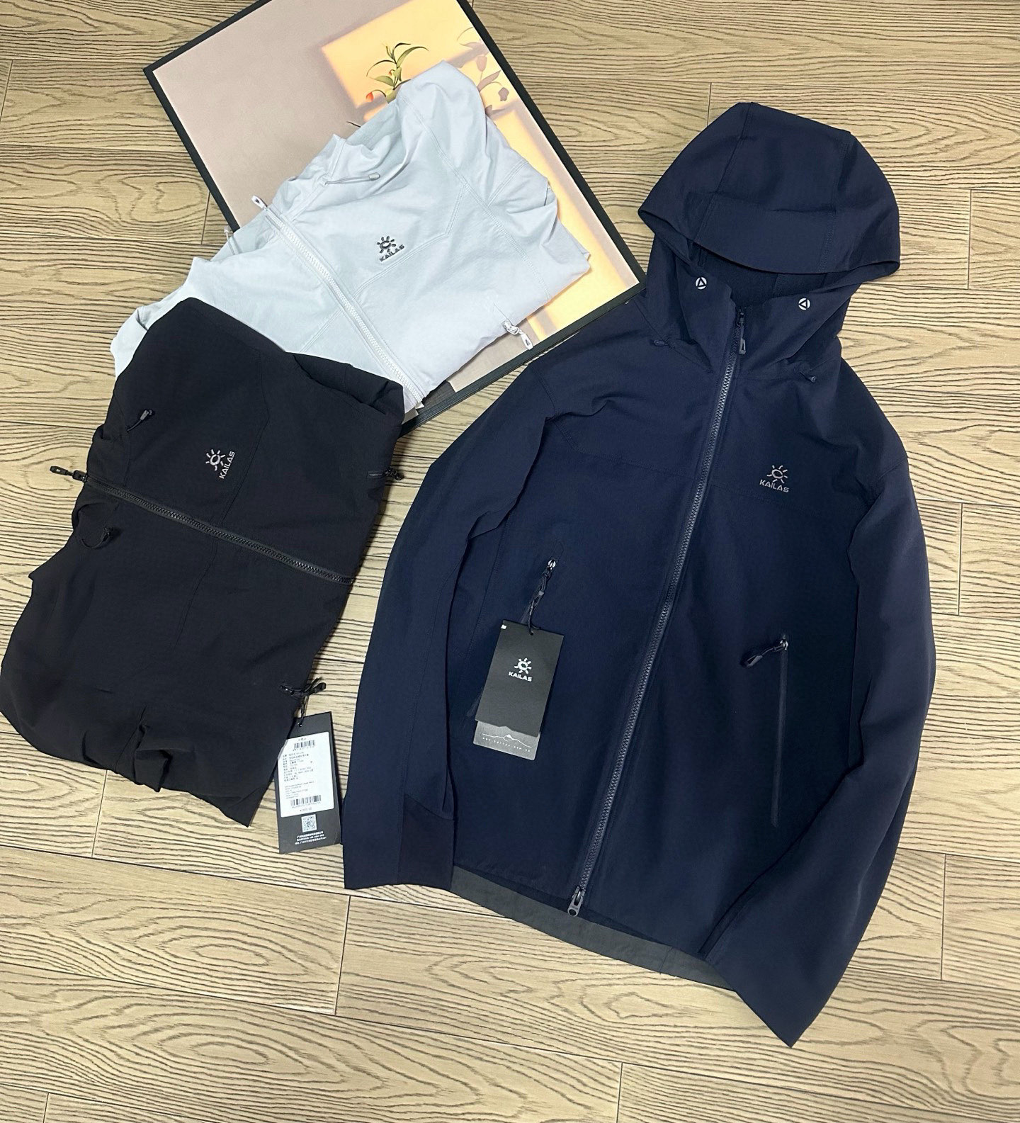 高标准选精品✨通版多擦亮👀,🐮货冲冲冲 💰410
凯乐石M8 连帽软壳外套 最新男女同款
用途:徒步 山地生活
材质:54%锦纶36%聚酯纤维10%氨纶版型:合体版
功能特点:
专为徒步及山地生活设计,兼具防风防泼、透汽、耐磨等全面综合性能。尤为出色其轻便耐久,解决穿越丛林或攀岩中被树枝以及岩石的不耐刮蹭的问题,轻松应对丛林、岩石坏境。
·大体采用立体织法防风防泼面料,双层强韧线织结构,拥有良好的抗风性和拒水性,无膜提高面料透汽性能,能在湿润环境都能保有干爽特性,提升运动舒
KAILAS凯乐石品牌是全球三大全系攀登品牌之一,致力于为有攀登梦想的户外运动员及爱好者,研发制造功能性专业装备,满足他们在极限环境下安全舒适的需求,凯乐石专注于科技面料的开发及专业功能设计,产品线覆盖登山、攀岩、徒步、越野跑山、露营、旅行等多项户外运动,通过运动员的测试反馈,不断进化迭代,产品荣获国内外大奖71座,发明专利21个,更突破性的自主研发攀登器械,打造出中国的攀登硬实力。
颜色:玄青黑~藏青蓝~浅云灰
尺码:S——2XL
衣长:72 73 74 75 76
胸围:118 120 122 124 126
肩宽:47 48 49 50 51
袖长:63 64 65 66 67