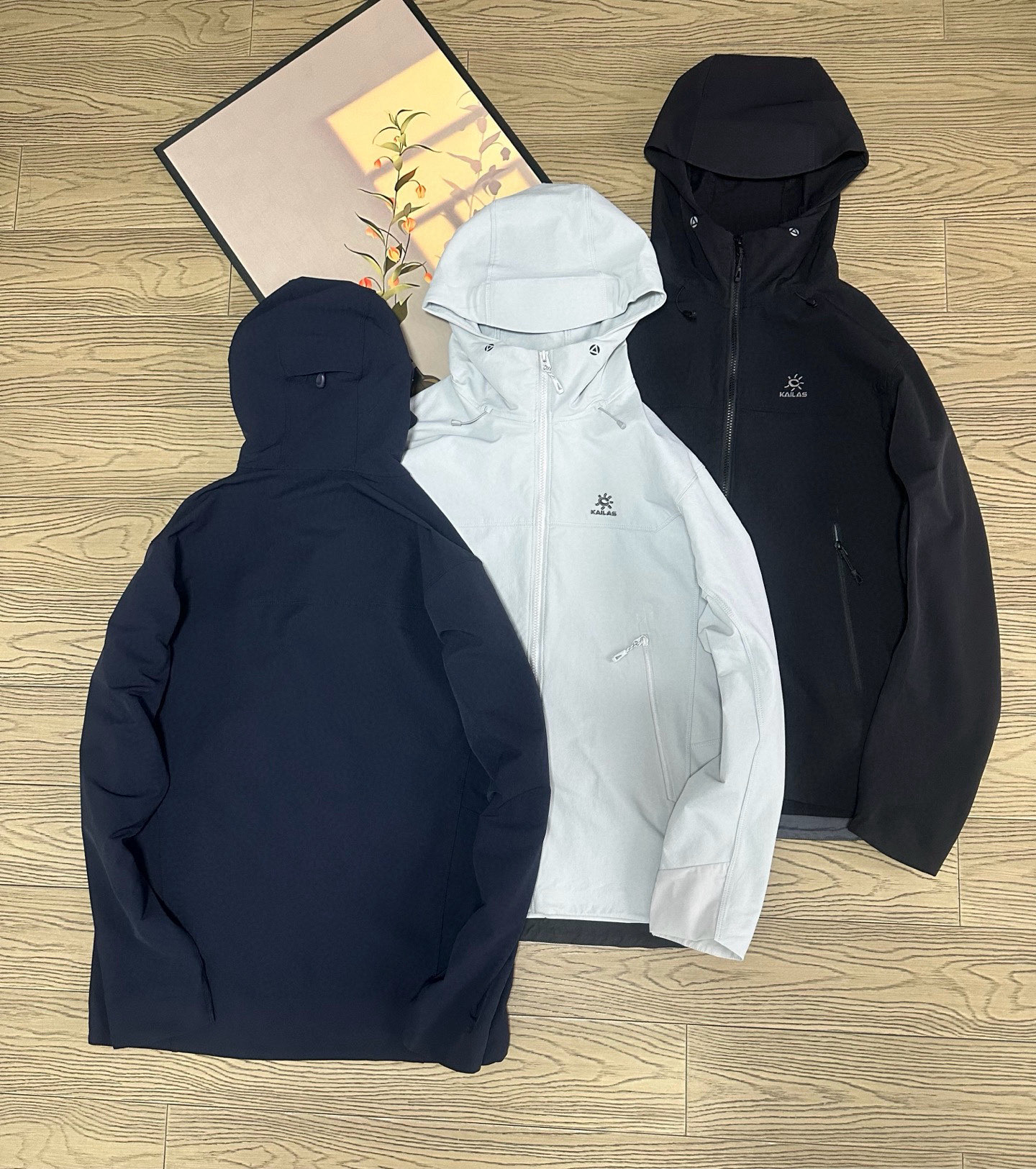 高标准选精品✨通版多擦亮👀,🐮货冲冲冲 💰410
凯乐石M8 连帽软壳外套 最新男女同款
用途:徒步 山地生活
材质:54%锦纶36%聚酯纤维10%氨纶版型:合体版
功能特点:
专为徒步及山地生活设计,兼具防风防泼、透汽、耐磨等全面综合性能。尤为出色其轻便耐久,解决穿越丛林或攀岩中被树枝以及岩石的不耐刮蹭的问题,轻松应对丛林、岩石坏境。
·大体采用立体织法防风防泼面料,双层强韧线织结构,拥有良好的抗风性和拒水性,无膜提高面料透汽性能,能在湿润环境都能保有干爽特性,提升运动舒
KAILAS凯乐石品牌是全球三大全系攀登品牌之一,致力于为有攀登梦想的户外运动员及爱好者,研发制造功能性专业装备,满足他们在极限环境下安全舒适的需求,凯乐石专注于科技面料的开发及专业功能设计,产品线覆盖登山、攀岩、徒步、越野跑山、露营、旅行等多项户外运动,通过运动员的测试反馈,不断进化迭代,产品荣获国内外大奖71座,发明专利21个,更突破性的自主研发攀登器械,打造出中国的攀登硬实力。
颜色:玄青黑~藏青蓝~浅云灰
尺码:S——2XL
衣长:72 73 74 75 76
胸围:118 120 122 124 126
肩宽:47 48 49 50 51
袖长:63 64 65 66 67