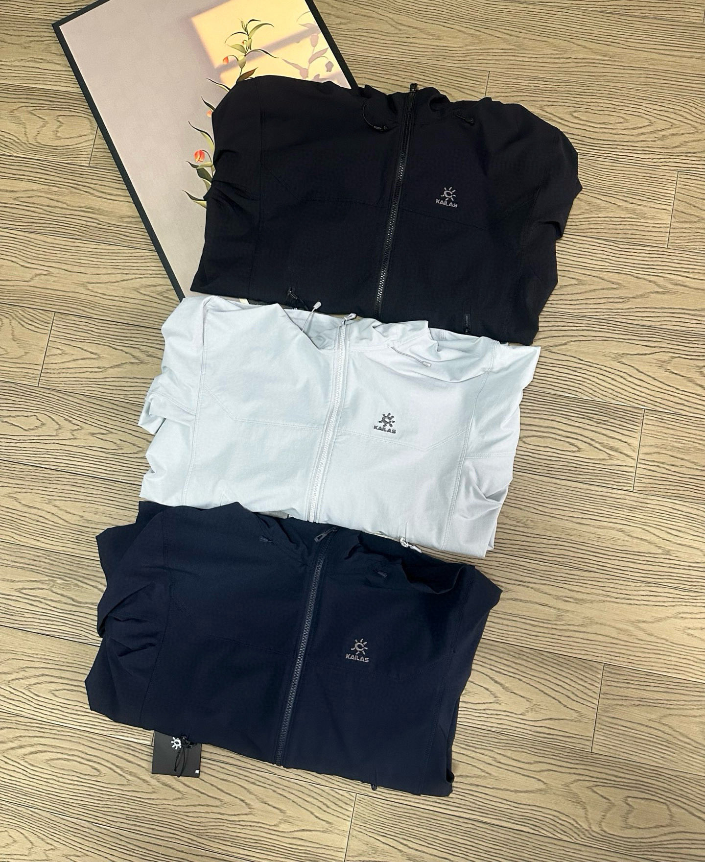 高标准选精品✨通版多擦亮👀,🐮货冲冲冲 💰410
凯乐石M8 连帽软壳外套 最新男女同款
用途:徒步 山地生活
材质:54%锦纶36%聚酯纤维10%氨纶版型:合体版
功能特点:
专为徒步及山地生活设计,兼具防风防泼、透汽、耐磨等全面综合性能。尤为出色其轻便耐久,解决穿越丛林或攀岩中被树枝以及岩石的不耐刮蹭的问题,轻松应对丛林、岩石坏境。
·大体采用立体织法防风防泼面料,双层强韧线织结构,拥有良好的抗风性和拒水性,无膜提高面料透汽性能,能在湿润环境都能保有干爽特性,提升运动舒
KAILAS凯乐石品牌是全球三大全系攀登品牌之一,致力于为有攀登梦想的户外运动员及爱好者,研发制造功能性专业装备,满足他们在极限环境下安全舒适的需求,凯乐石专注于科技面料的开发及专业功能设计,产品线覆盖登山、攀岩、徒步、越野跑山、露营、旅行等多项户外运动,通过运动员的测试反馈,不断进化迭代,产品荣获国内外大奖71座,发明专利21个,更突破性的自主研发攀登器械,打造出中国的攀登硬实力。
颜色:玄青黑~藏青蓝~浅云灰
尺码:S——2XL
衣长:72 73 74 75 76
胸围:118 120 122 124 126
肩宽:47 48 49 50 51
袖长:63 64 65 66 67