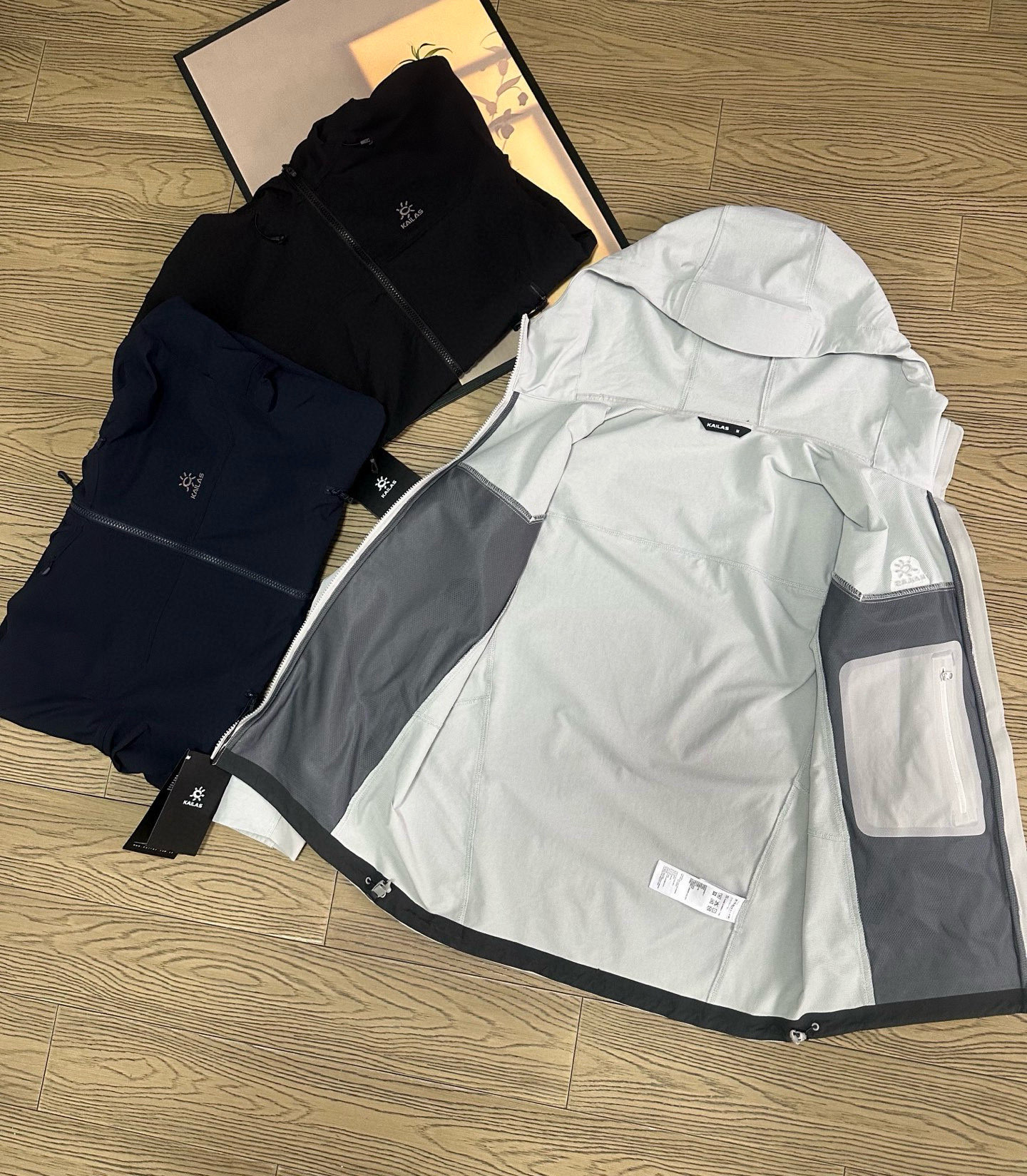 高标准选精品✨通版多擦亮👀,🐮货冲冲冲 💰410
凯乐石M8 连帽软壳外套 最新男女同款
用途:徒步 山地生活
材质:54%锦纶36%聚酯纤维10%氨纶版型:合体版
功能特点:
专为徒步及山地生活设计,兼具防风防泼、透汽、耐磨等全面综合性能。尤为出色其轻便耐久,解决穿越丛林或攀岩中被树枝以及岩石的不耐刮蹭的问题,轻松应对丛林、岩石坏境。
·大体采用立体织法防风防泼面料,双层强韧线织结构,拥有良好的抗风性和拒水性,无膜提高面料透汽性能,能在湿润环境都能保有干爽特性,提升运动舒
KAILAS凯乐石品牌是全球三大全系攀登品牌之一,致力于为有攀登梦想的户外运动员及爱好者,研发制造功能性专业装备,满足他们在极限环境下安全舒适的需求,凯乐石专注于科技面料的开发及专业功能设计,产品线覆盖登山、攀岩、徒步、越野跑山、露营、旅行等多项户外运动,通过运动员的测试反馈,不断进化迭代,产品荣获国内外大奖71座,发明专利21个,更突破性的自主研发攀登器械,打造出中国的攀登硬实力。
颜色:玄青黑~藏青蓝~浅云灰
尺码:S——2XL
衣长:72 73 74 75 76
胸围:118 120 122 124 126
肩宽:47 48 49 50 51
袖长:63 64 65 66 67