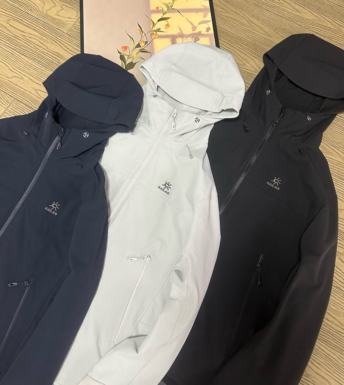 高标准选精品✨通版多擦亮👀,🐮货冲冲冲 💰410
凯乐石M8 连帽软壳外套 最新男女同款
用途:徒步 山地生活
材质:54%锦纶36%聚酯纤维10%氨纶版型:合体版
功能特点:
专为徒步及山地生活设计,兼具防风防泼、透汽、耐磨等全面综合性能。尤为出色其轻便耐久,解决穿越丛林或攀岩中被树枝以及岩石的不耐刮蹭的问题,轻松应对丛林、岩石坏境。
·大体采用立体织法防风防泼面料,双层强韧线织结构,拥有良好的抗风性和拒水性,无膜提高面料透汽性能,能在湿润环境都能保有干爽特性,提升运动舒
KAILAS凯乐石品牌是全球三大全系攀登品牌之一,致力于为有攀登梦想的户外运动员及爱好者,研发制造功能性专业装备,满足他们在极限环境下安全舒适的需求,凯乐石专注于科技面料的开发及专业功能设计,产品线覆盖登山、攀岩、徒步、越野跑山、露营、旅行等多项户外运动,通过运动员的测试反馈,不断进化迭代,产品荣获国内外大奖71座,发明专利21个,更突破性的自主研发攀登器械,打造出中国的攀登硬实力。
颜色:玄青黑~藏青蓝~浅云灰
尺码:S——2XL
衣长:72 73 74 75 76
胸围:118 120 122 124 126
肩宽:47 48 49 50 51
袖长:63 64 65 66 67