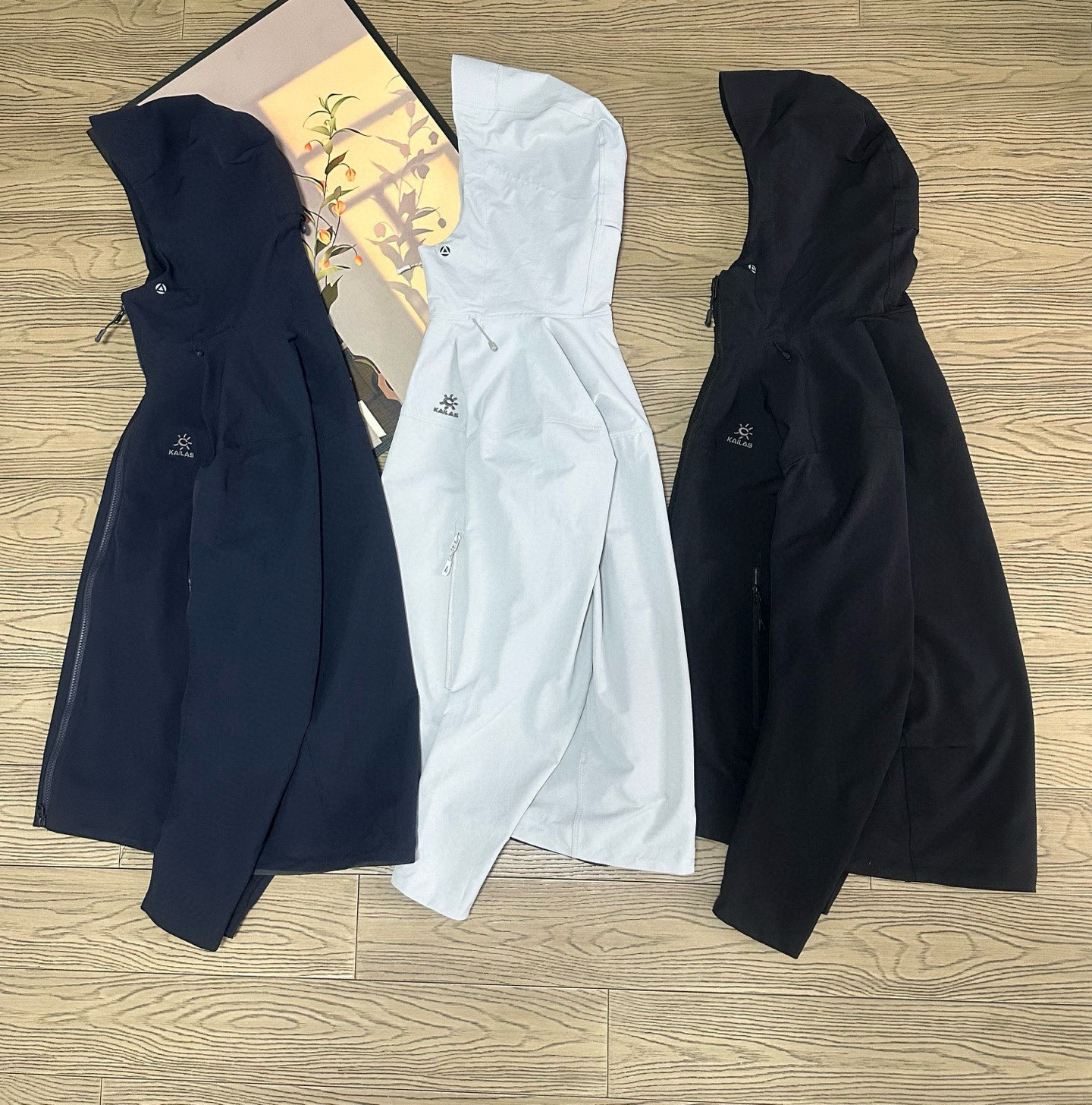 高标准选精品✨通版多擦亮👀,🐮货冲冲冲 💰410
凯乐石M8 连帽软壳外套 最新男女同款
用途:徒步 山地生活
材质:54%锦纶36%聚酯纤维10%氨纶版型:合体版
功能特点:
专为徒步及山地生活设计,兼具防风防泼、透汽、耐磨等全面综合性能。尤为出色其轻便耐久,解决穿越丛林或攀岩中被树枝以及岩石的不耐刮蹭的问题,轻松应对丛林、岩石坏境。
·大体采用立体织法防风防泼面料,双层强韧线织结构,拥有良好的抗风性和拒水性,无膜提高面料透汽性能,能在湿润环境都能保有干爽特性,提升运动舒
KAILAS凯乐石品牌是全球三大全系攀登品牌之一,致力于为有攀登梦想的户外运动员及爱好者,研发制造功能性专业装备,满足他们在极限环境下安全舒适的需求,凯乐石专注于科技面料的开发及专业功能设计,产品线覆盖登山、攀岩、徒步、越野跑山、露营、旅行等多项户外运动,通过运动员的测试反馈,不断进化迭代,产品荣获国内外大奖71座,发明专利21个,更突破性的自主研发攀登器械,打造出中国的攀登硬实力。
颜色:玄青黑~藏青蓝~浅云灰
尺码:S——2XL
衣长:72 73 74 75 76
胸围:118 120 122 124 126
肩宽:47 48 49 50 51
袖长:63 64 65 66 67