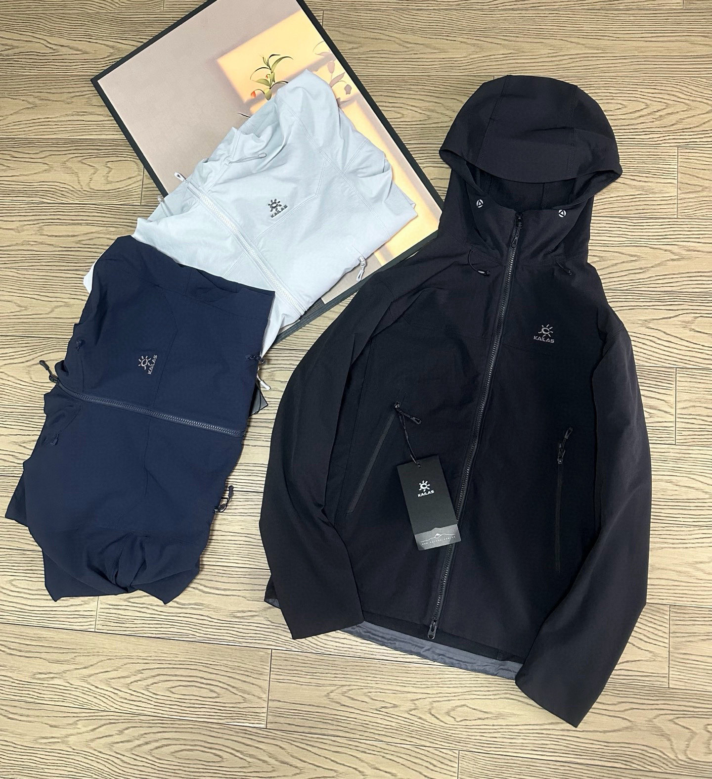 高标准选精品✨通版多擦亮👀,🐮货冲冲冲 💰410
凯乐石M8 连帽软壳外套 最新男女同款
用途:徒步 山地生活
材质:54%锦纶36%聚酯纤维10%氨纶版型:合体版
功能特点:
专为徒步及山地生活设计,兼具防风防泼、透汽、耐磨等全面综合性能。尤为出色其轻便耐久,解决穿越丛林或攀岩中被树枝以及岩石的不耐刮蹭的问题,轻松应对丛林、岩石坏境。
·大体采用立体织法防风防泼面料,双层强韧线织结构,拥有良好的抗风性和拒水性,无膜提高面料透汽性能,能在湿润环境都能保有干爽特性,提升运动舒
KAILAS凯乐石品牌是全球三大全系攀登品牌之一,致力于为有攀登梦想的户外运动员及爱好者,研发制造功能性专业装备,满足他们在极限环境下安全舒适的需求,凯乐石专注于科技面料的开发及专业功能设计,产品线覆盖登山、攀岩、徒步、越野跑山、露营、旅行等多项户外运动,通过运动员的测试反馈,不断进化迭代,产品荣获国内外大奖71座,发明专利21个,更突破性的自主研发攀登器械,打造出中国的攀登硬实力。
颜色:玄青黑~藏青蓝~浅云灰
尺码:S——2XL
衣长:72 73 74 75 76
胸围:118 120 122 124 126
肩宽:47 48 49 50 51
袖长:63 64 65 66 67