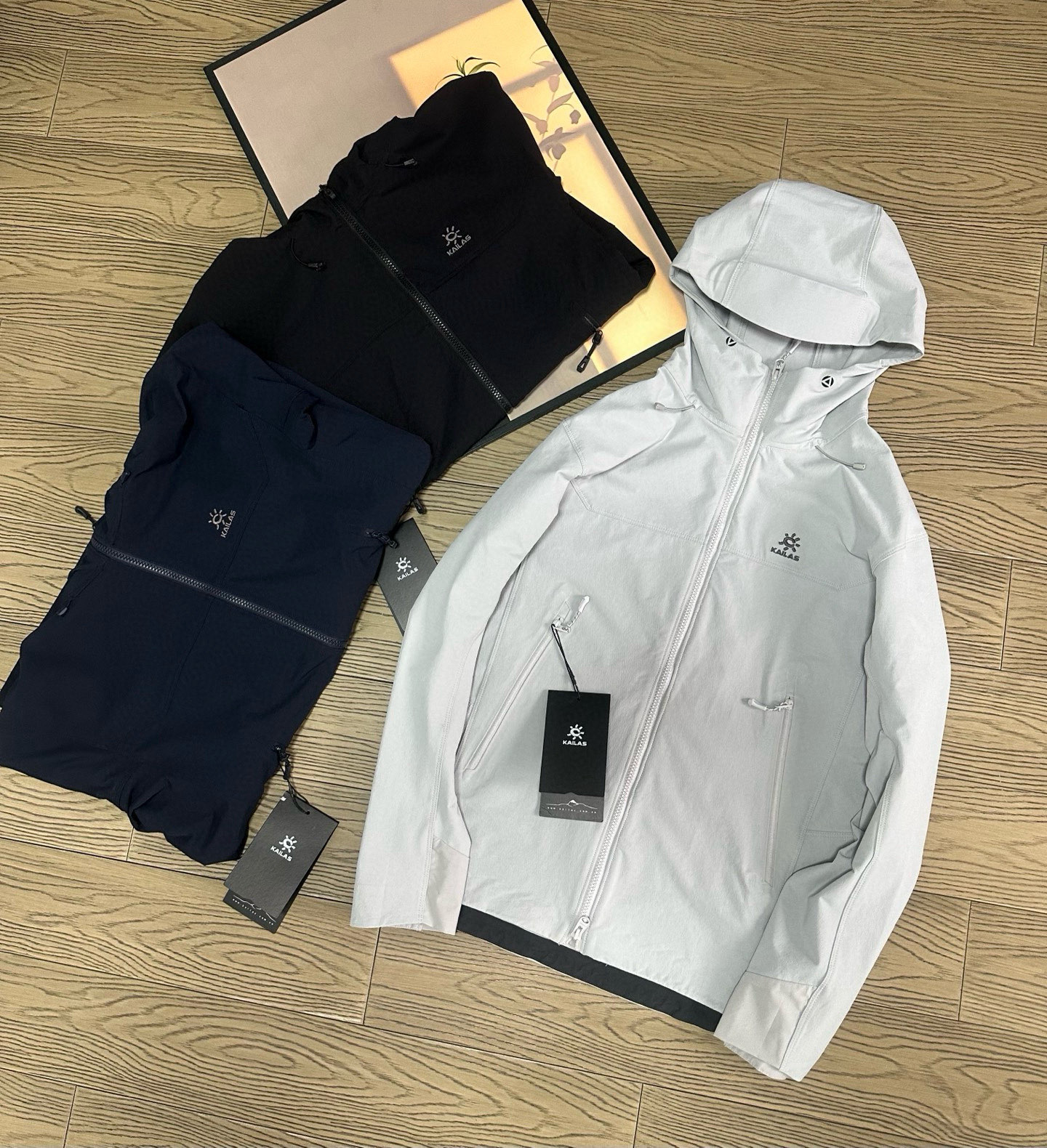 高标准选精品✨通版多擦亮👀,🐮货冲冲冲 💰410
凯乐石M8 连帽软壳外套 最新男女同款
用途:徒步 山地生活
材质:54%锦纶36%聚酯纤维10%氨纶版型:合体版
功能特点:
专为徒步及山地生活设计,兼具防风防泼、透汽、耐磨等全面综合性能。尤为出色其轻便耐久,解决穿越丛林或攀岩中被树枝以及岩石的不耐刮蹭的问题,轻松应对丛林、岩石坏境。
·大体采用立体织法防风防泼面料,双层强韧线织结构,拥有良好的抗风性和拒水性,无膜提高面料透汽性能,能在湿润环境都能保有干爽特性,提升运动舒
KAILAS凯乐石品牌是全球三大全系攀登品牌之一,致力于为有攀登梦想的户外运动员及爱好者,研发制造功能性专业装备,满足他们在极限环境下安全舒适的需求,凯乐石专注于科技面料的开发及专业功能设计,产品线覆盖登山、攀岩、徒步、越野跑山、露营、旅行等多项户外运动,通过运动员的测试反馈,不断进化迭代,产品荣获国内外大奖71座,发明专利21个,更突破性的自主研发攀登器械,打造出中国的攀登硬实力。
颜色:玄青黑~藏青蓝~浅云灰
尺码:S——2XL
衣长:72 73 74 75 76
胸围:118 120 122 124 126
肩宽:47 48 49 50 51
袖长:63 64 65 66 67