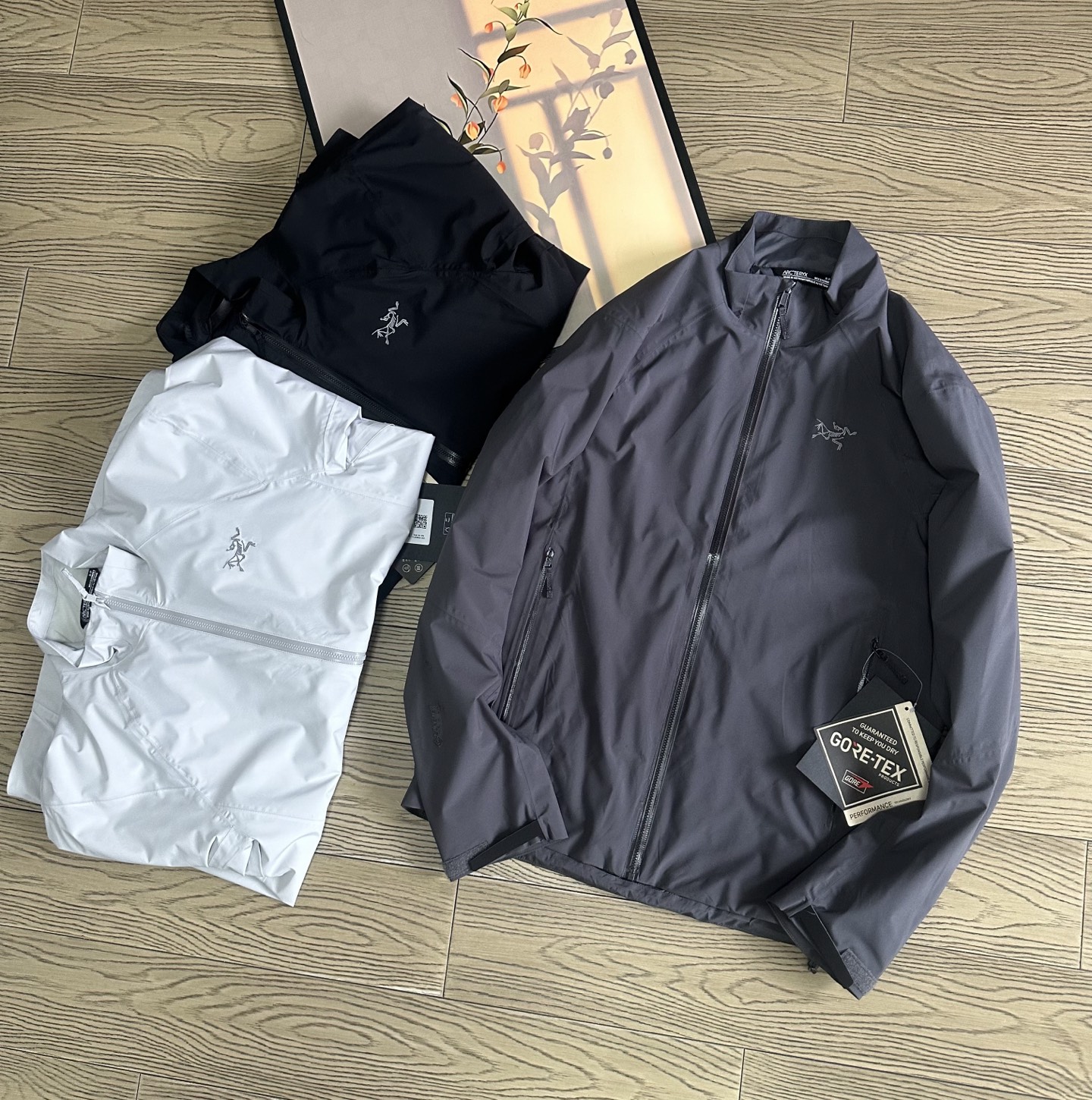 高标准选精品✨通版多擦亮👀,🐮货冲冲冲 💰370
始祖鸟情侣款软壳轻薄户外立领冲锋衣~
重磅春秋新款来袭,2 5年春秋最新款 ARC'TERYX
Suolanuo始祖鸟冲锋衣!
专柜醉新版,兄弟千万别错过!
先进压胶技术!采用专业止水带压胶!外层
GTEXAPORE 外层防水透气!保暖、舒适、
轻便!
外层夹克面料:TEXAPORE2L 面料拥有拒水、防
风功能和良好的舒适性
拉链:专业YKK拉链、可经受十万次的拉合
袖口:内层弹力收缩袖口、外层魔术贴设计,能有效防止风沙的进入。
下摆可调节系统、水洗标齐全!
颜色:米灰、黑色 深灰
尺码:xs-XL
Xs 90-110斤
S 110-130斤
M 130-150斤
L 150-180斤
xL 180-210斤