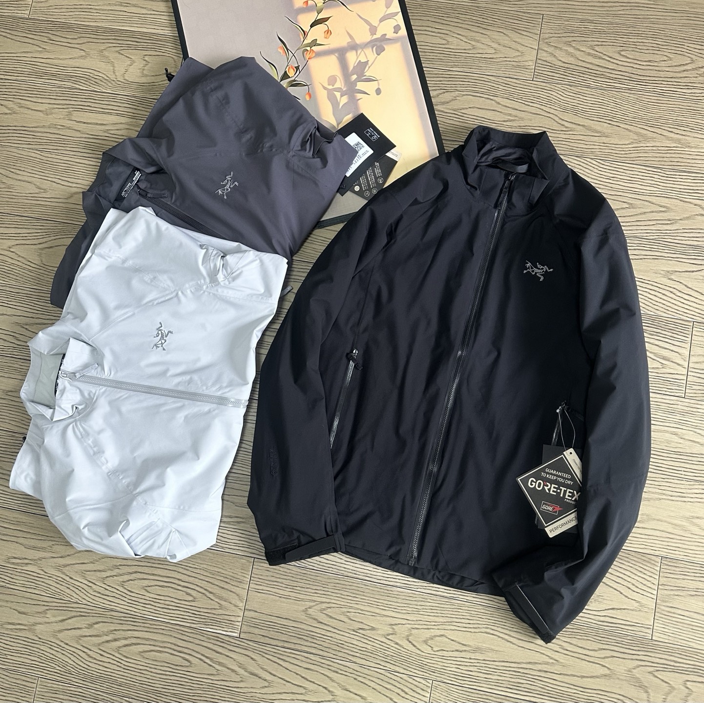 高标准选精品✨通版多擦亮👀,🐮货冲冲冲 💰370
始祖鸟情侣款软壳轻薄户外立领冲锋衣~
重磅春秋新款来袭,2 5年春秋最新款 ARC'TERYX
Suolanuo始祖鸟冲锋衣!
专柜醉新版,兄弟千万别错过!
先进压胶技术!采用专业止水带压胶!外层
GTEXAPORE 外层防水透气!保暖、舒适、
轻便!
外层夹克面料:TEXAPORE2L 面料拥有拒水、防
风功能和良好的舒适性
拉链:专业YKK拉链、可经受十万次的拉合
袖口:内层弹力收缩袖口、外层魔术贴设计,能有效防止风沙的进入。
下摆可调节系统、水洗标齐全!
颜色:米灰、黑色 深灰
尺码:xs-XL
Xs 90-110斤
S 110-130斤
M 130-150斤
L 150-180斤
xL 180-210斤