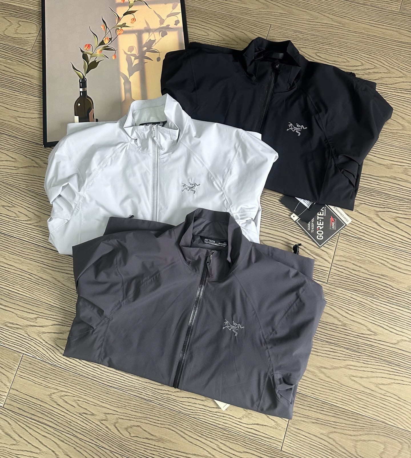 高标准选精品✨通版多擦亮👀,🐮货冲冲冲 💰370
始祖鸟情侣款软壳轻薄户外立领冲锋衣~
重磅春秋新款来袭,2 5年春秋最新款 ARC'TERYX
Suolanuo始祖鸟冲锋衣!
专柜醉新版,兄弟千万别错过!
先进压胶技术!采用专业止水带压胶!外层
GTEXAPORE 外层防水透气!保暖、舒适、
轻便!
外层夹克面料:TEXAPORE2L 面料拥有拒水、防
风功能和良好的舒适性
拉链:专业YKK拉链、可经受十万次的拉合
袖口:内层弹力收缩袖口、外层魔术贴设计,能有效防止风沙的进入。
下摆可调节系统、水洗标齐全!
颜色:米灰、黑色 深灰
尺码:xs-XL
Xs 90-110斤
S 110-130斤
M 130-150斤
L 150-180斤
xL 180-210斤