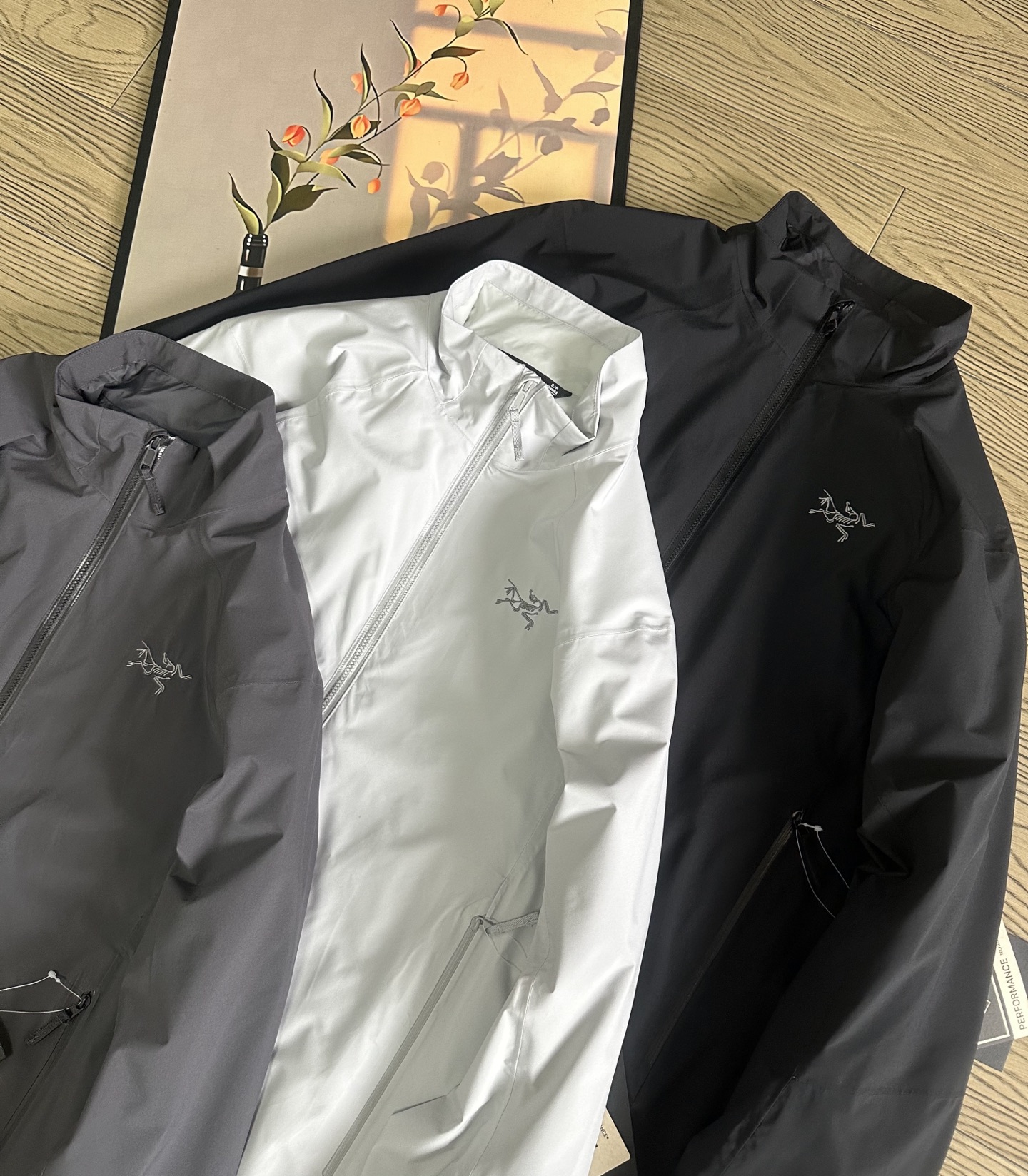 高标准选精品✨通版多擦亮👀,🐮货冲冲冲 💰370
始祖鸟情侣款软壳轻薄户外立领冲锋衣~
重磅春秋新款来袭,2 5年春秋最新款 ARC'TERYX
Suolanuo始祖鸟冲锋衣!
专柜醉新版,兄弟千万别错过!
先进压胶技术!采用专业止水带压胶!外层
GTEXAPORE 外层防水透气!保暖、舒适、
轻便!
外层夹克面料:TEXAPORE2L 面料拥有拒水、防
风功能和良好的舒适性
拉链:专业YKK拉链、可经受十万次的拉合
袖口:内层弹力收缩袖口、外层魔术贴设计,能有效防止风沙的进入。
下摆可调节系统、水洗标齐全!
颜色:米灰、黑色 深灰
尺码:xs-XL
Xs 90-110斤
S 110-130斤
M 130-150斤
L 150-180斤
xL 180-210斤