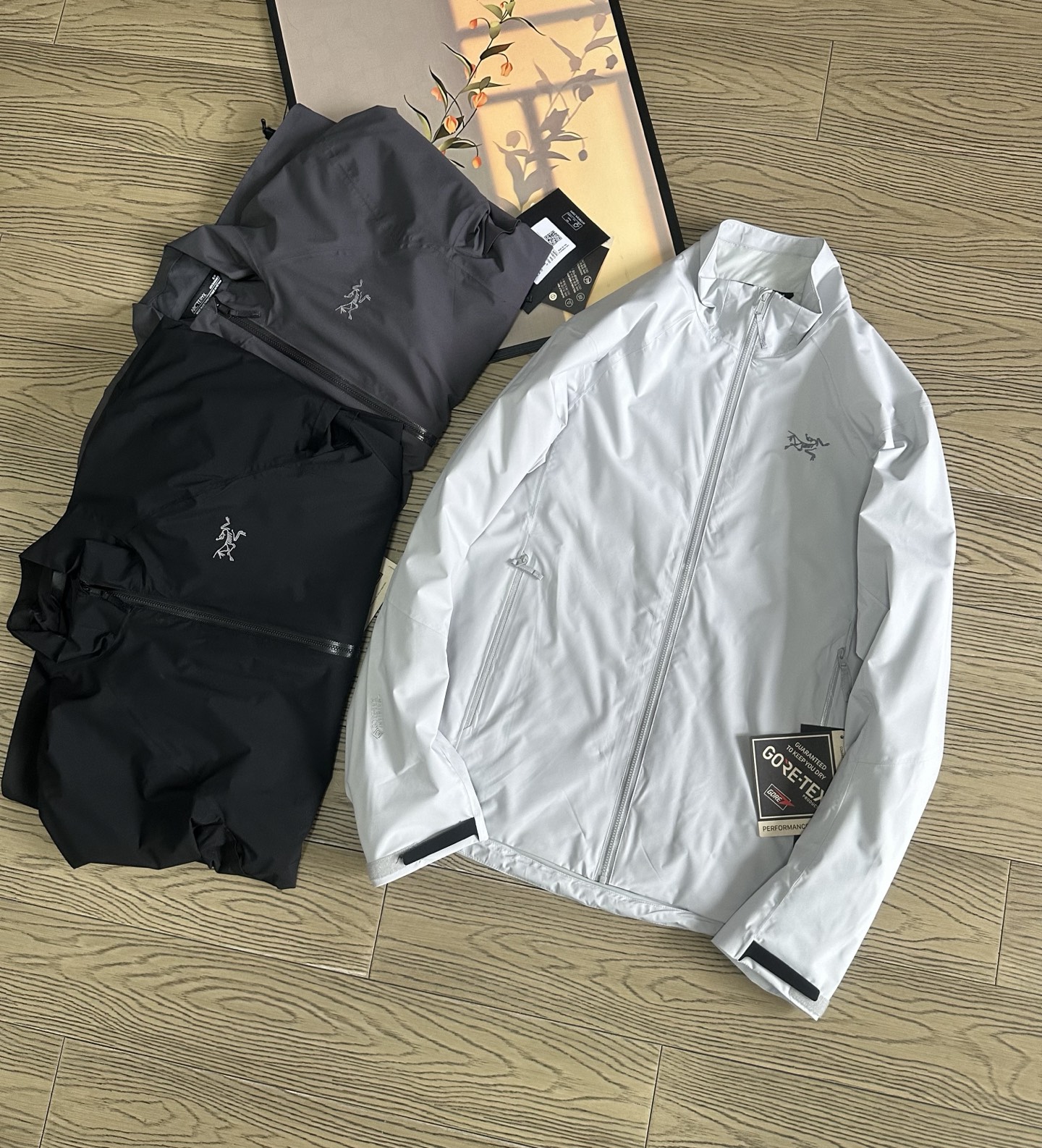 高标准选精品✨通版多擦亮👀,🐮货冲冲冲 💰370
始祖鸟情侣款软壳轻薄户外立领冲锋衣~
重磅春秋新款来袭,2 5年春秋最新款 ARC'TERYX
Suolanuo始祖鸟冲锋衣!
专柜醉新版,兄弟千万别错过!
先进压胶技术!采用专业止水带压胶!外层
GTEXAPORE 外层防水透气!保暖、舒适、
轻便!
外层夹克面料:TEXAPORE2L 面料拥有拒水、防
风功能和良好的舒适性
拉链:专业YKK拉链、可经受十万次的拉合
袖口:内层弹力收缩袖口、外层魔术贴设计,能有效防止风沙的进入。
下摆可调节系统、水洗标齐全!
颜色:米灰、黑色 深灰
尺码:xs-XL
Xs 90-110斤
S 110-130斤
M 130-150斤
L 150-180斤
xL 180-210斤