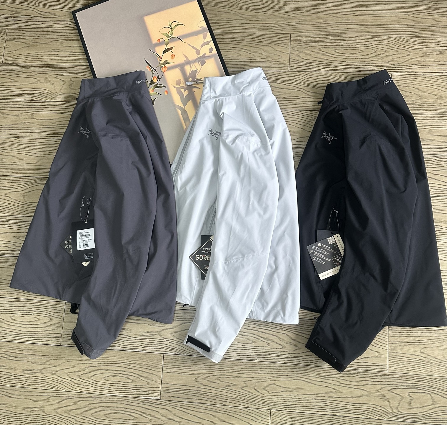 高标准选精品✨通版多擦亮👀,🐮货冲冲冲 💰370
始祖鸟情侣款软壳轻薄户外立领冲锋衣~
重磅春秋新款来袭,2 5年春秋最新款 ARC'TERYX
Suolanuo始祖鸟冲锋衣!
专柜醉新版,兄弟千万别错过!
先进压胶技术!采用专业止水带压胶!外层
GTEXAPORE 外层防水透气!保暖、舒适、
轻便!
外层夹克面料:TEXAPORE2L 面料拥有拒水、防
风功能和良好的舒适性
拉链:专业YKK拉链、可经受十万次的拉合
袖口:内层弹力收缩袖口、外层魔术贴设计,能有效防止风沙的进入。
下摆可调节系统、水洗标齐全!
颜色:米灰、黑色 深灰
尺码:xs-XL
Xs 90-110斤
S 110-130斤
M 130-150斤
L 150-180斤
xL 180-210斤