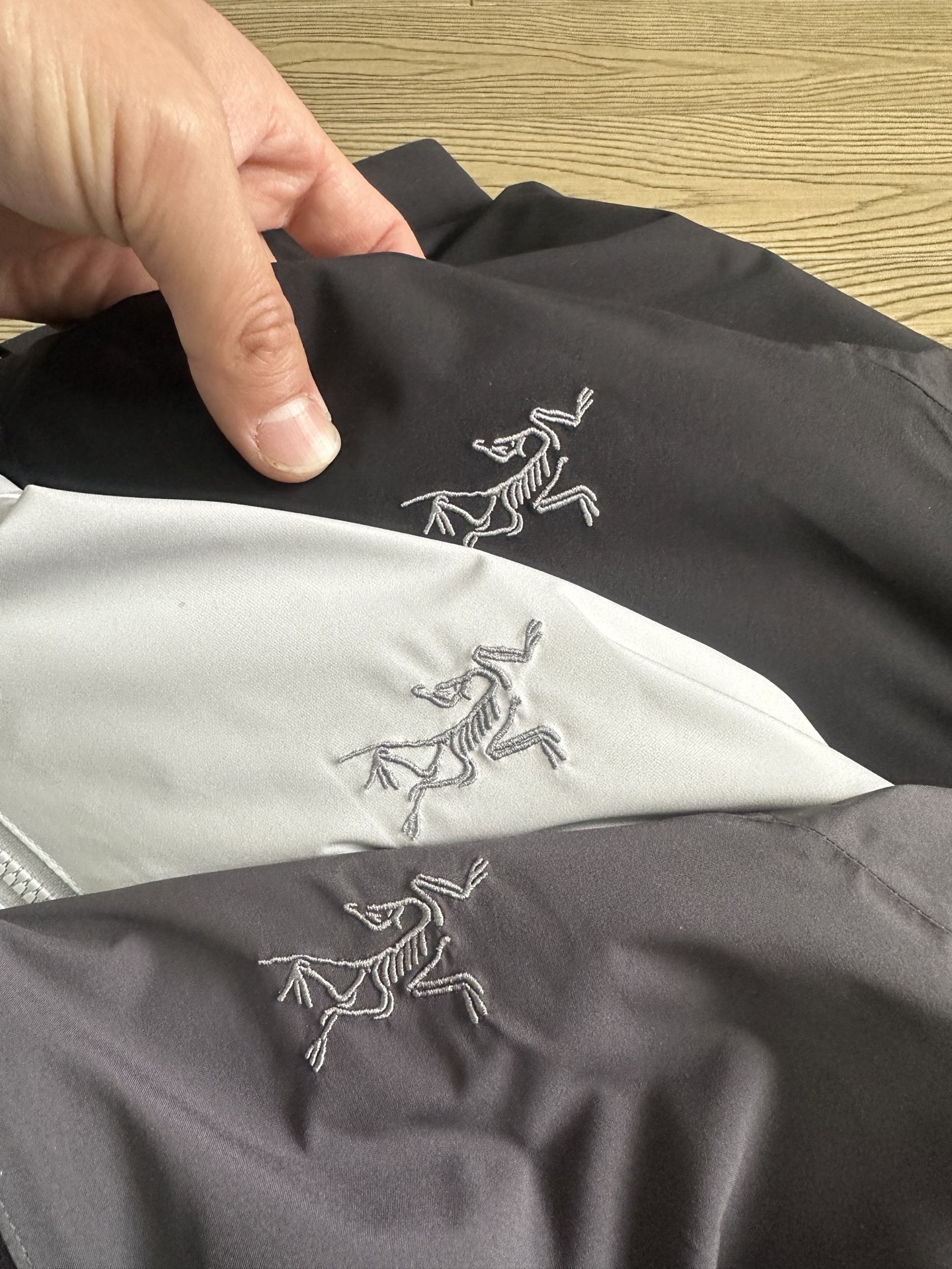 高标准选精品✨通版多擦亮👀,🐮货冲冲冲 💰370
始祖鸟情侣款软壳轻薄户外立领冲锋衣~
重磅春秋新款来袭,2 5年春秋最新款 ARC'TERYX
Suolanuo始祖鸟冲锋衣!
专柜醉新版,兄弟千万别错过!
先进压胶技术!采用专业止水带压胶!外层
GTEXAPORE 外层防水透气!保暖、舒适、
轻便!
外层夹克面料:TEXAPORE2L 面料拥有拒水、防
风功能和良好的舒适性
拉链:专业YKK拉链、可经受十万次的拉合
袖口:内层弹力收缩袖口、外层魔术贴设计,能有效防止风沙的进入。
下摆可调节系统、水洗标齐全!
颜色:米灰、黑色 深灰
尺码:xs-XL
Xs 90-110斤
S 110-130斤
M 130-150斤
L 150-180斤
xL 180-210斤