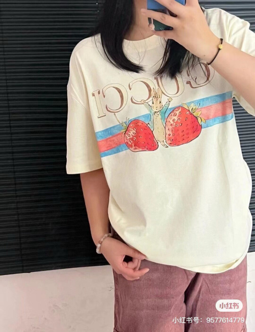 Gucci Peter Rabbit Strawberry Print Crew Neck Short Sleeve T-Shirt 1 Gucci Peter Rabbit Strawberry Print Crew Neck Short Sleeve T-Shirt