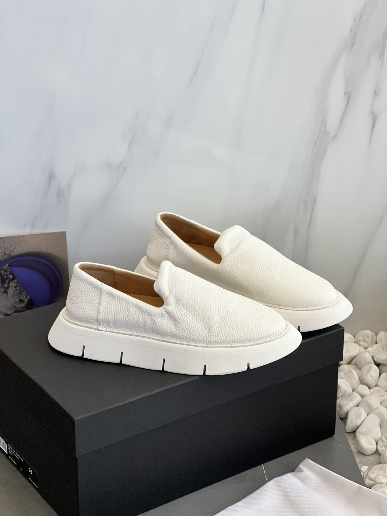 NO:238026,This Marsell autumn and winter loafer is not only a pair of shoes, but also a display of a fashionable attitude. With its unique charm and excellent quality, it has won the favor of countless fashion enthusiasts. Now, let us wear these shoes together and welcome the arrival of autumn and winter together!  loafers19860909这款Marsell秋冬乐福鞋,不仅是一双鞋,更是一种时尚态度的展现.它以其独特的魅力和卓越的品质,赢得了无数时尚爱好者的青睐.现在,就让我们一起穿上这双鞋,共同迎接秋冬季节的到来吧！,乐福鞋,loafers,Women's Shoes