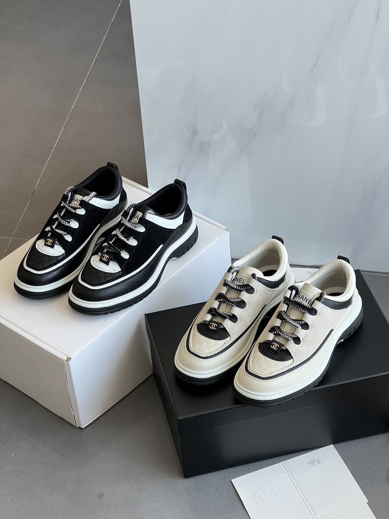 NO:236269,Top-notch products from Dongguan. Chanel Xiaoxiang 25C autumn and winter new panda sneakers, a must-have for exquisite pig girls!  This women's casual color-blocked diamond-lace lace-up thick-soled sneakers is a popular choice in the purchasing industry. The charm of the fragrant grandma has been seen by everyone. Every new series launched is irresistible and has become a new hit!  He is very good-looking, he really has nothing to say!  This sneaker is not only versatile, but also has a sense of luxury and comfort. The retro and versatile shoe shape has both good appearance and comfort, making people love it. How can you say no to her like this little fragrance?  Friends who like it, please be careful and wear it early and be beautiful!  I think the design of this season is more highlighted than the white shoes in previous years!  The fabric is spliced ​​with cowhide and cow wool. The combination of double materials makes the whole pair of shoes full of texture. The leather feels very comfortable, soft and delicate. Moreover, the whole pair of shoes is very light and does not give people a heavy feeling. The craftsmanship is upgraded, the comfort is great, and the sole is lighter and softer, so that you can feel comfortable and free when walking. The tongue of the shoe is made of sheepskin, which has a soft touch and is very breathable. The inner part is made of breathable flying mesh imported from South Korea, so that your feet can be kept dry during exercise. The rubber combination double-colored sole is not only wear-resistant and non-slip, but also adds the fashion sense of the whole pair of shoes. Whether in terms of appearance, comfort or design, it is perfect. It can not only meet your daily wear needs, but also adds points to your fashion taste. Sisters, hurry up and buy it!  Let your shoe cabinet have more charming grandma!  This new CHANEL Milan catwalk sneakers are priced at 10,000 yuan on the official website. Due to its unique design and extremely high popularity, the counter is often out of stock, which can be called 