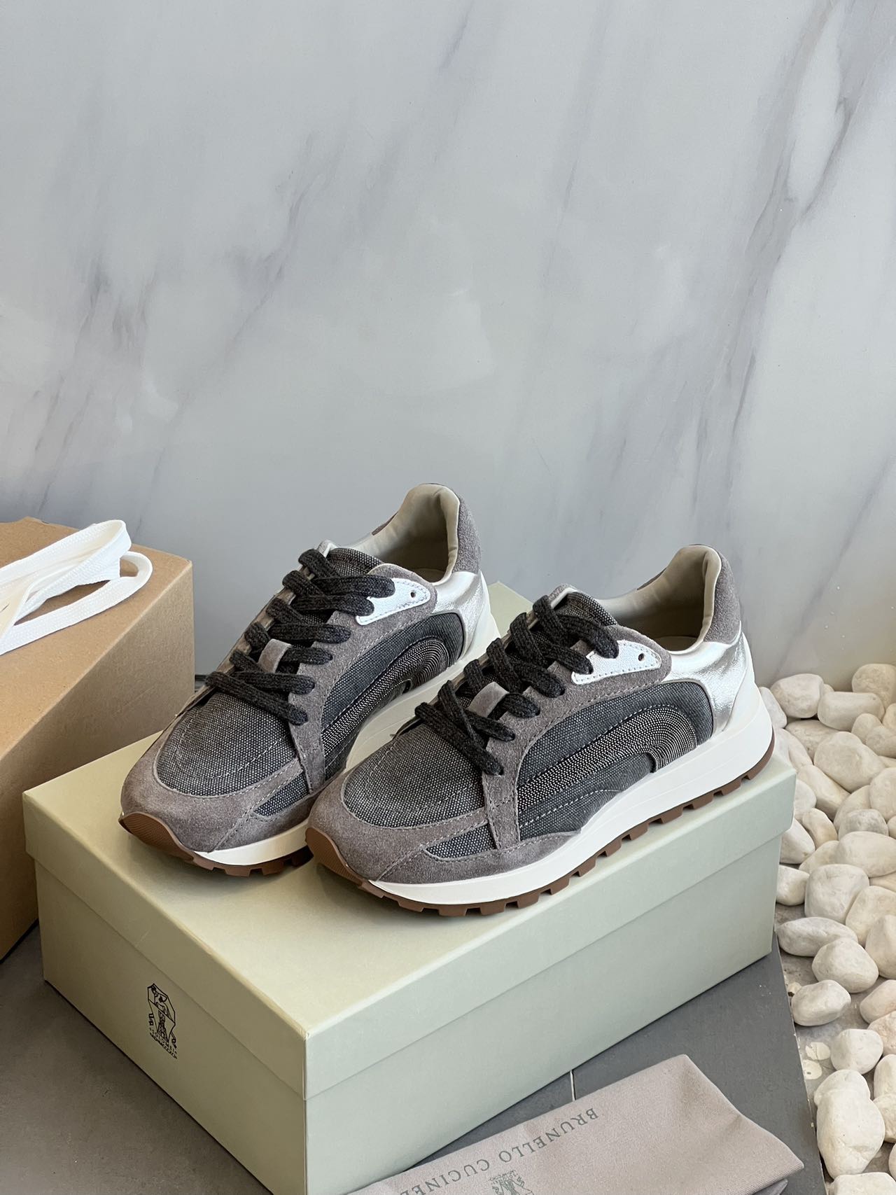 NO:238011,Brunello Cucinelli casual heightened color-blocked lace-up sneakers In the fashion industry, there is a name that always occupies an important position, which is Brunello Cucinelli. As a brand that I personally love, Brunello Cucinelli has won the favor of global consumers with its exquisite craftsmanship, excellent quality and unique design concepts. This shoe not only inherits the brand's classic elements for a century, but also innovates and upgrades in details, making it a model of coexistence of fashion and comfort. This shoe combines multiple colors, but each color is cleverly integrated without any sense of incongruity. In terms of fabric selection, we use metal sheepskin high mercerated beef fur, contrasting leather has a clear sense of splicing. Metal sheepskin, with its unique metallic luster and delicate touch, softness and toughness, makes the shoes more fit the foot shape when worn, and has become a highlight of the upper design. The high mercerated beef fur is both smooth and rich in thick velvet. It has a strong velvet feel, dense, delicate and tough. The delicate and silky feeling visible through the screen makes you look high-end and elegant. The round toe design, sole reverse pressing and anti-kicking, and curved tailoring edge splicing surface have a unique personality charm. The shoe strap design is more suitable for various foot shapes, both in appearance and practicality! The key is that the price is also beautiful and the price-performance ratio is super high! The purely handmade Bc small chain, each chain has been carefully carved and polished by craftsmen to ensure that its shape, size and gloss are at its best. The small chain is made of hardware cylinder. This material not only has excellent durability and corrosion resistance, but also visually presents a low-key and luxurious luster. The inner part is made of sweat-absorbent breathable linen fabric with genuine leather. This fabric combination not only ensures the dryness and comfort of the shoes, but also reflects the brand's persistent pursuit of quality in the details. The foot pad part is the ultimate pursuit of comfort. The exclusive sweat-absorbent breathable cloth of B family is fitted with high-density thickened latex pads on the feet to enhance the feel of the foot. The 3cm heel design meets the wearer's needs for heightening and slimming. It is comfortable and does not tiring your feet. It provides you with a relaxed and comfortable experience when walking. In order to ensure consistency with the original, we all use one-to-one mold opening method to ensure that the outsole of each pair of shoes is no different from the original. At the same time, the three combination outsole designs not only improve the wear resistance and grip of the shoes, but also visually present a unique sense of layering and beauty! , casual shoes / sneakers, brunello cucinelli, sneakers, sheepskin19860909BrunelloCucinelli休闲增高拼色系带运动鞋 在时尚界,有一个名字始终占据着举足轻重的地位,它就是BrunelloCucinelli.作为我个人超爱的一个品牌,BrunelloCucinelli以其精湛的工艺、卓越的品质以及独特的设计理念,赢得了全球消费者的青睐. 这款鞋子不仅继承了品牌百年的经典元素,更在细节之处进行了创新与升级,使其成为了时尚与舒适并存的典范之作. 这款鞋子结合了多种配色,但每一种色彩都被巧妙地融合在一起,没有丝毫的违和感. 在面料选择上,我们采用了金属羊皮高丝光牛反毛,撞色皮料拼接层次感分明,金属羊皮,以其独特的金属光泽和细腻的触感,柔软与韧性,使得鞋子在穿着时更加贴合脚型,成为了鞋面设计的一大亮点,高丝光牛反毛既光滑又富有着浓密的绒感十分丰盈,绒感强,密实,细腻且韧性好,隔屏可见的细腻与丝滑感,让你上脚高級显档次 圆头设计,鞋底反扣防踢,弧形剪裁收边拼接面,具有独特的个性魅力. 鞋子绑带设计,更加贴合各种脚型,不管是颜值还是实用性都很在线！ 关键是价格也很美丽,性价比超高！ 纯手工Bc小链条,每一环链条,都经过匠人的精心雕琢与打磨,确保其形状、大小以及光泽度都达到最佳状态,小链条采用了五金筒的材质.这种材质不仅具有极佳的耐用性和抗腐蚀性,更在视觉上呈现出一种低调而奢华的光泽感. 内里采用吸汗透气麻布面料配合真皮,这种面料组合不仅保证了鞋内的干爽与舒适,更在细节中体现了品牌对于品质的执着追求 而垫脚部分更是对舒适度的极致追求.B家独家的吸汗透气布贴合高密度加厚乳胶垫上脚q弹提升脚感. 3cm的跟高设计,满足了穿着者对于增高显瘦的需求,舒适同时不累脚,逛街B备,让你行走时提供了轻松自在的体验. 为了确保与原版的一致性,我们全部采用了一比一开模制作的方式,确保每一双鞋子的大底都与原版无异.同时,三种组合大底的设计,不仅提升了鞋子的耐磨性和抓地力,更在视觉上呈现出一种独特的层次感与美感！,休闲鞋/运动鞋,brunello cucinelli,sneakers,sheepskin,Women's Shoes