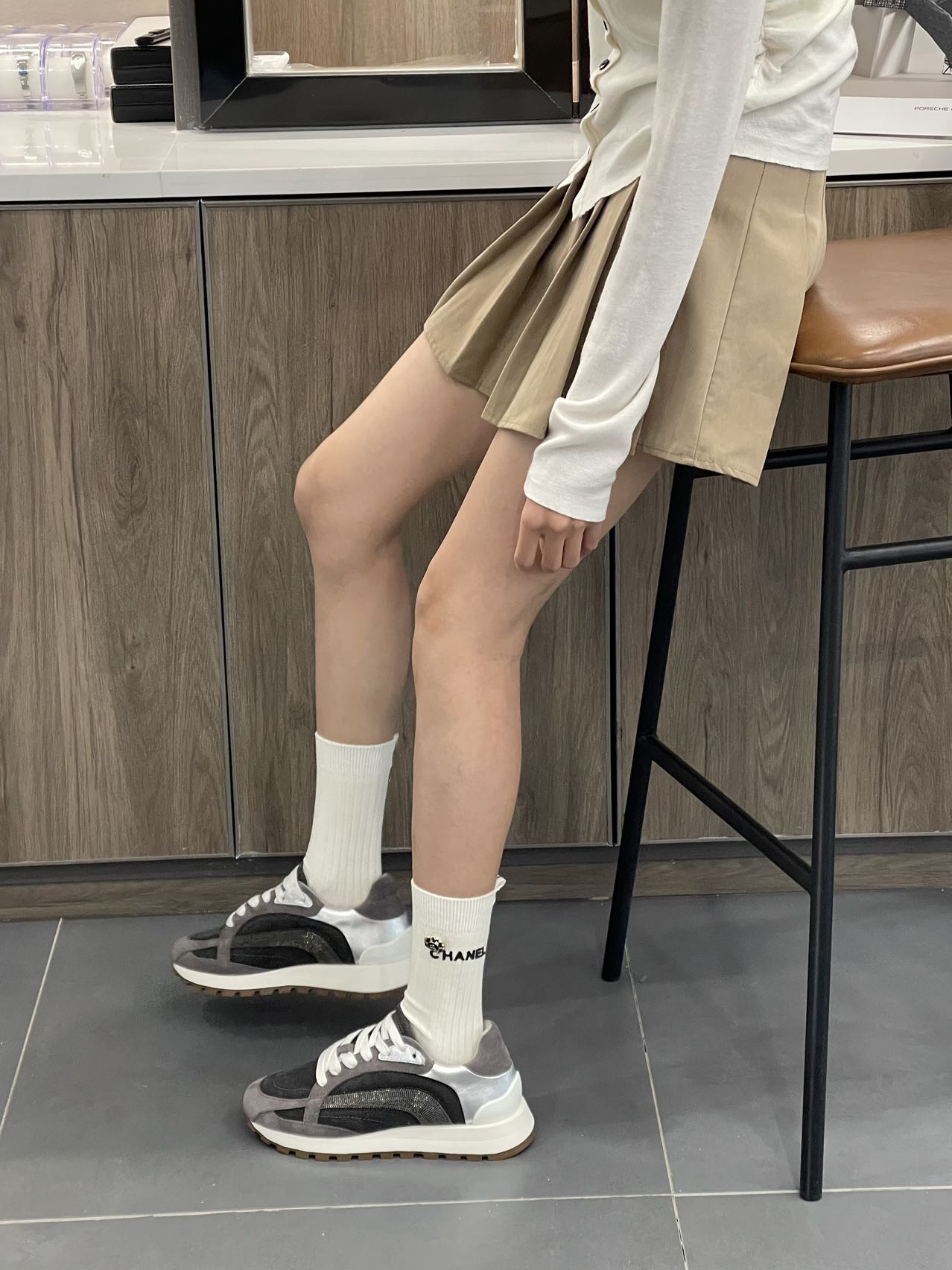 NO:238023,In terms of outfits, these shoes can be matched with a variety of styles of clothing. For example, pairing with a simple short skirt and a white top can easily create a casual yet elegant daily outfit!  , casual shoes/sports shoes, sneakers, skirts19860909在穿搭上,这款鞋子可以与多种风格的服饰进行搭配.例如,搭配一条简约的短裙和一件的白色上衣就能轻松打造出休闲而又不失优雅的日常穿搭！,休闲鞋/运动鞋,sneakers,skirts,Women's Shoes