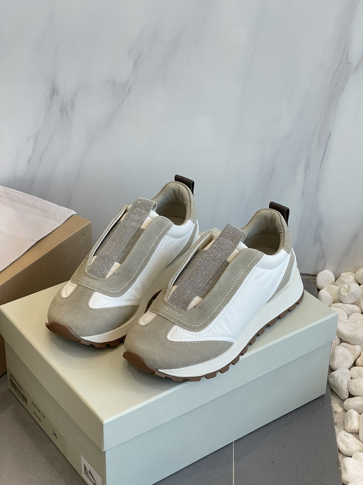 NO:238025,The darling of the fashion circle of BC suede splicing and one-legged casual shoes, the elegance in the restrained fashion circle. In the fashion circle where trends are constantly changing, there are always some items that can cross the boundaries of time and become eternal classics. The same model of BC (no standard) suede splicing and one-legged casual shoes are such a white shoe that is popular in the fashion circle. Not only does celebrity bloggers have a pair, but it has also become the focus of fashion on the streets and alleys. The design of this pair of shoes is unique, abandoning the roughness of traditional casual shoes, and integrating a hint of restraint and elegance. The splicing of suede material not only adds a bit of retro charm to the shoes, but also shows the wearer's unique taste in the details. The design of pedal makes putting on and off extremely convenient, and can be easily controlled whether it is a busy commuting day or a leisurely weekend.  The fabric is made of imported silk-content imported sheepskin fabric. It is really delicate and smooth, making the upper shine brighter under the light, showing the noble temperament of the wearer, and at the same time it has the characteristics of lightness and breathability. Even in the hot summer, it can keep your feet dry and comfortable, away from stuffiness and humidity. The tongue and inner part adopt an elastic design, which not only makes the process of putting on and taking off extremely simple, without bending over and making it a perfect wrapping feeling when wearing it, it fits the foot shape and reduces the friction and gaps between the feet and the shoes, and has good pull resistance. It pulls many times without deforming. The design of the tongue is the finishing touch. It adopts the exquisite craftsmanship of fine bead line embroidery to fully display the softness and elegance of women. Each of the fine bead line has been carefully selected to ensure that its gloss and toughness are the best.  The inner part uses sweat-absorbent breathable linen fabric specially designed for B with genuine leather to ensure that the feet can be kept dry and comfortable when worn for a long time. The foot pads use sweat-absorbent breathable cloth specifically designed for B with high-density elastic latex, providing the ultimate support and cushioning for both feet, and killing shoes on Taobao at any time!  The heel height of 3 cm is known as the 