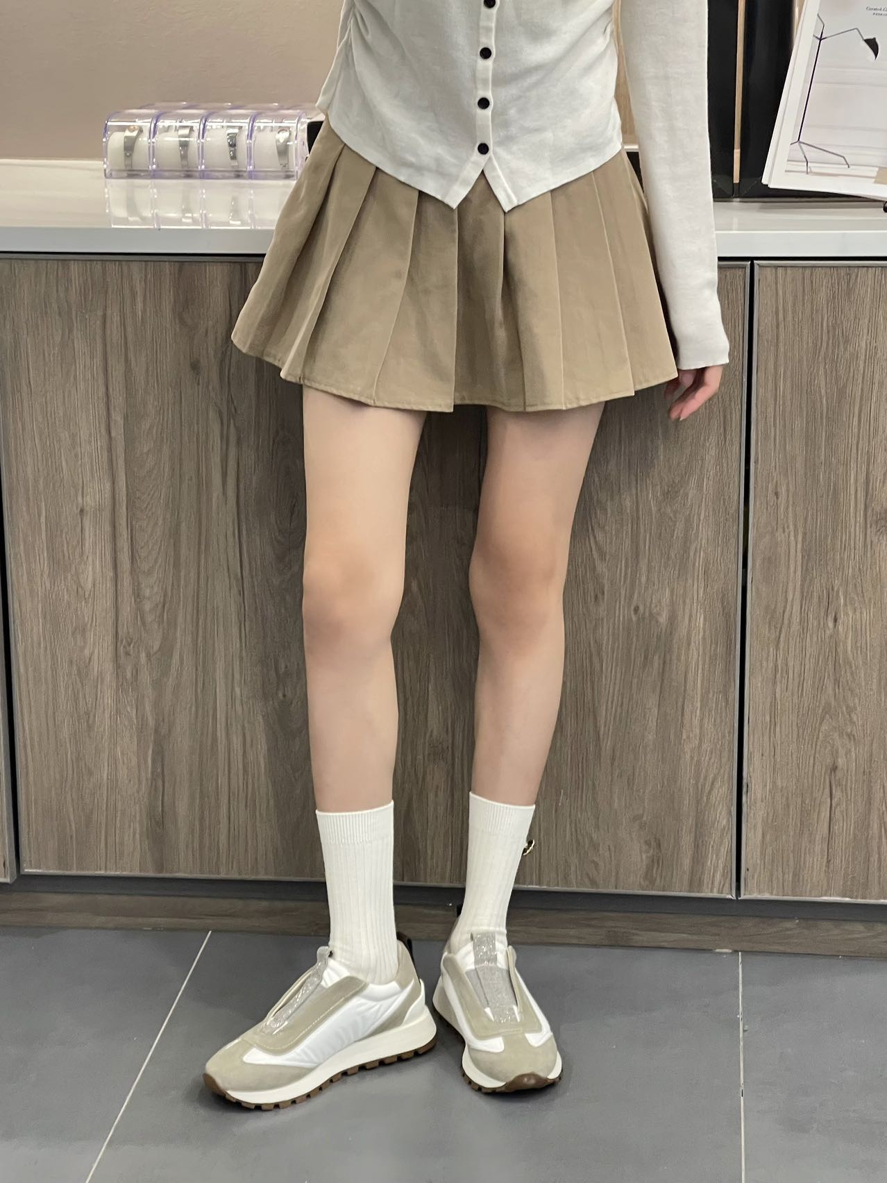 NO:238037,Sneakers   A-line skirts with its unique tailoring can well modify the figure. Paired with a pair of simple sneakers, it can create a relaxed and comfortable casual style. These pairs of sneakers with a little heightening effect can also invisibly lengthen the leg lines, making you look taller., casual shoes/sneakers, sneakers, skirts19860909运动鞋 A字裙A字裙以其独特的剪裁,能够很好地修饰身材,搭配一双简约的运动鞋,可以营造出轻松自在的休闲风格.这双带有些许增高效果的运动鞋,还能在无形中拉长腿部线条,让你看起来更加高挑.,休闲鞋/运动鞋,sneakers,skirts,Women's Shoes