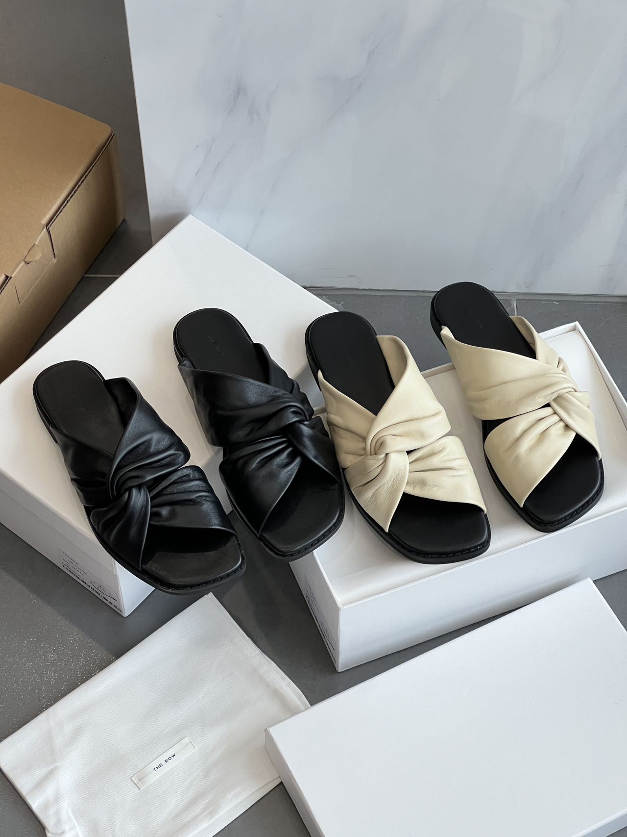 NO:238024,Therow's new cross-band soft and glutinous sandals!  It is of original quality, as good as the genuine product, and it is definitely the highest version you can find on the market!  What we do is exactly the same as the genuine product. Friends who know the knowledgeable know how reliable our products are. We will not make them without the original version!  From leather to soles, to accessories and packaging, every detail and every last are strictly made according to the original version, absolutely top-notch!  We believe that you get what you pay for, and the workmanship is absolutely unambiguous and you don’t cut corners!  If you buy it, you will make a profit!  When summer comes, it will be the world of sandals. If you want to say that the one that can bring people the most happiness, it must be the lazy and convenient sandals. As you grow older and experience, I like this clean color and simple line design more and more. It is simple, pleasing and high-end, especially suitable for those of us lazy people who are too lazy to match. They will leave and go out easily, which is very pleasant!  Look at the toe, and make a diagonal curve downwards. This is the essence of the design. Make the style balanced just right, not only does it look too neutral, but also allows the toes to be just right. This is a must-have pleated toe slipper in summer!  In order to create a more natural and realistic wrinkle effect, the materials cannot be ambiguous at all. The upper is made of lambskin imported from Brazil. The touch is so delicate that it looks like a baby's skin, so soft that it makes people love it. Although the shoes are soft, they will not be shaped when worn, and the support is very strong!  You can knead it casually, and there will be no obvious creases after wearing it for a long time, and it will look particularly classy. Unlike ordinary cross-banding straps, this sandal is made of two soft intestinal sheepskin crossed. This sheepskin is a 0.7mm thick imported Brazilian product, refined!  Let’s look at the inner foot pads. They are also imported from Brazil. They are soft and durable. When you wear them, the touch and comfort are simply great!  The feeling of stepping on it is like stepping on Simmons, it feels very safe and it is easy to walk. It is very suitable to wear it at work and casually!  There is also this tu rubber sole, which fits very well and walks steadily. It is like stepping on the sofa, soft and soft. It feels very light on the feet. It can be easily bent and not easy to wear. The actual wear index is definitely full!  Upper imported Brazilian lambskin inner foot pad Brazilian imported lambskin outsole.tu rubber outsole combination heel height: 2cm size 35-40 positive size, slippers, slippers, sheepskin19860909Therow新款交叉带软糯凉拖！ 是原单品质的哦,跟正品一样好,绝对是市面上能找到的最高版本！我们做的就是跟正品一模一样的货,懂行的朋友都知道我们家的东西有多靠谱,没有原版我们是不做的！ 从皮料到鞋底,再到辅料和包装,每一个细节,每一个楦型,都严格按照原版来做,绝对顶级！我们相信一分钱一分货,做工绝对不含糊,不偷工减料！买到就是赚到了！ 夏天一到,那就是凉拖的天下了.要说最能给人带来幸福感的,那肯定是又慵懒又方便的凉拖了.随着年纪和阅历的增长,我是越来越喜欢这种干净的颜色和简洁的线条设计了.简简单单,耐看又高级,特别适合我们这些懒得费心搭配的懒人,一拖就走,轻松出门,爽得很！ 你们看看这鞋头,往下做了一个斜切的圆弧度, 这就是设计的精髓所在啊. 让风格平衡得恰到好处,既不会显得过于中性,又让脚趾展露出刚刚好 这可是夏日必备的褶皱套趾拖鞋哦！为了打造出更自然、更逼真的褶皱效果,用料上那可是一点都不能含糊的.鞋面用的是巴西进口的小羊皮,那触感,细腻得跟婴儿肌肤似的,柔软得让人爱不释手.鞋子虽然软,但穿起来可不会没型,支撑力杠杠的！ 你们随便揉捏它,穿久了也不会有明显的折痕,看着就特别显档次. 跟一般的交叉绑带不一样的是,这款凉拖是用两条柔软的翻肠子羊皮交叉而成的.这羊皮啊,可是0.7mm厚的巴西进口货哦,精制而成的！ 再看看这内里垫脚,也是用的巴西进口小羊皮,柔软又耐穿.穿上它,那触感、那舒适度,简直了,顶呱呱！踩上去的感觉,就像踩在席梦思上一样,特别有安全感,走起路来也轻松得很.上班穿、休闲穿,都合适得很！ 还有这tu橡胶大底,跟脚贴合得很,走起路来稳稳当当的.就像踩在沙发上一样,软绵绵的, 同时上脚感还特别轻, 还可轻松弯曲不易板脚, 实穿指数,那绝对是满分的！ 鞋面巴西进口小羊皮 内里垫脚巴西进口小羊皮 大底.tu橡胶大底组合 跟高:2cm 尺码35-40正码,拖鞋,slippers,sheepskin,Women's Shoes