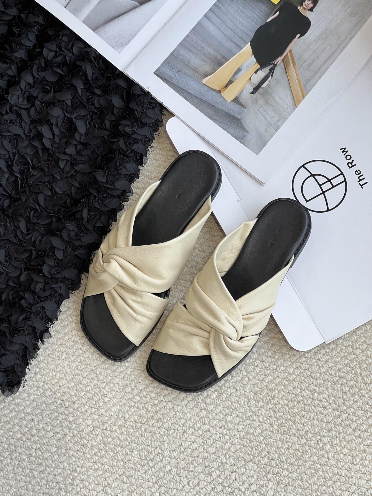 NO:238027,Absolute benefits!  !  When genuine original orders are hard to come by, you can get such a batch of goods!  I am worthy of everyone!  Also thank you for your support!  We don't boast either!  Say it with facts!  All the text is more true than pictures!  ,slippers19860909绝对的福利！！ 在正品原单难求之际,能搞到这样一批货！ 我也是算是对得起大家！同时也感谢一直以来的支持！ 我们也不吹嘘！用事实来说话！ 所有的文字都比不有图有真相！,拖鞋,slippers,Women's Shoes