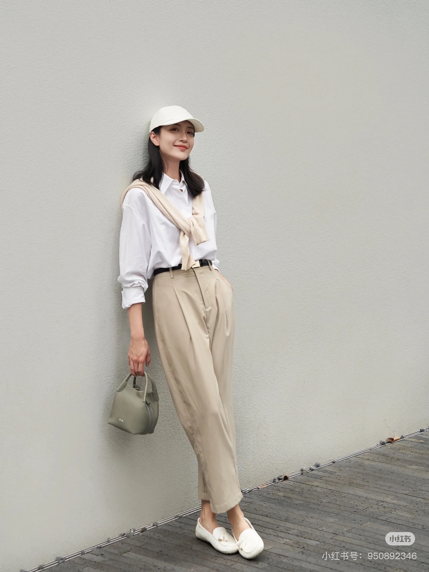 NO:237359,In early spring, the temperature is gradually warming up, and it is a good time to change into new shoes and welcome the new atmosphere. Wearing these old-fashioned bean doodle shoes, whether paired with casual trousers or elegant skirts, you can show different styles., bean doodle shoes, skirts19860909早春时节,气温逐渐回暖,正是换上新鞋、迎接新气象的好时候,穿上这双老钱风豆豆鞋,无论是搭配休闲的西裤,还是优雅的裙子,都能展现出不同的风格.,豆豆鞋,skirts,Women's Shoes