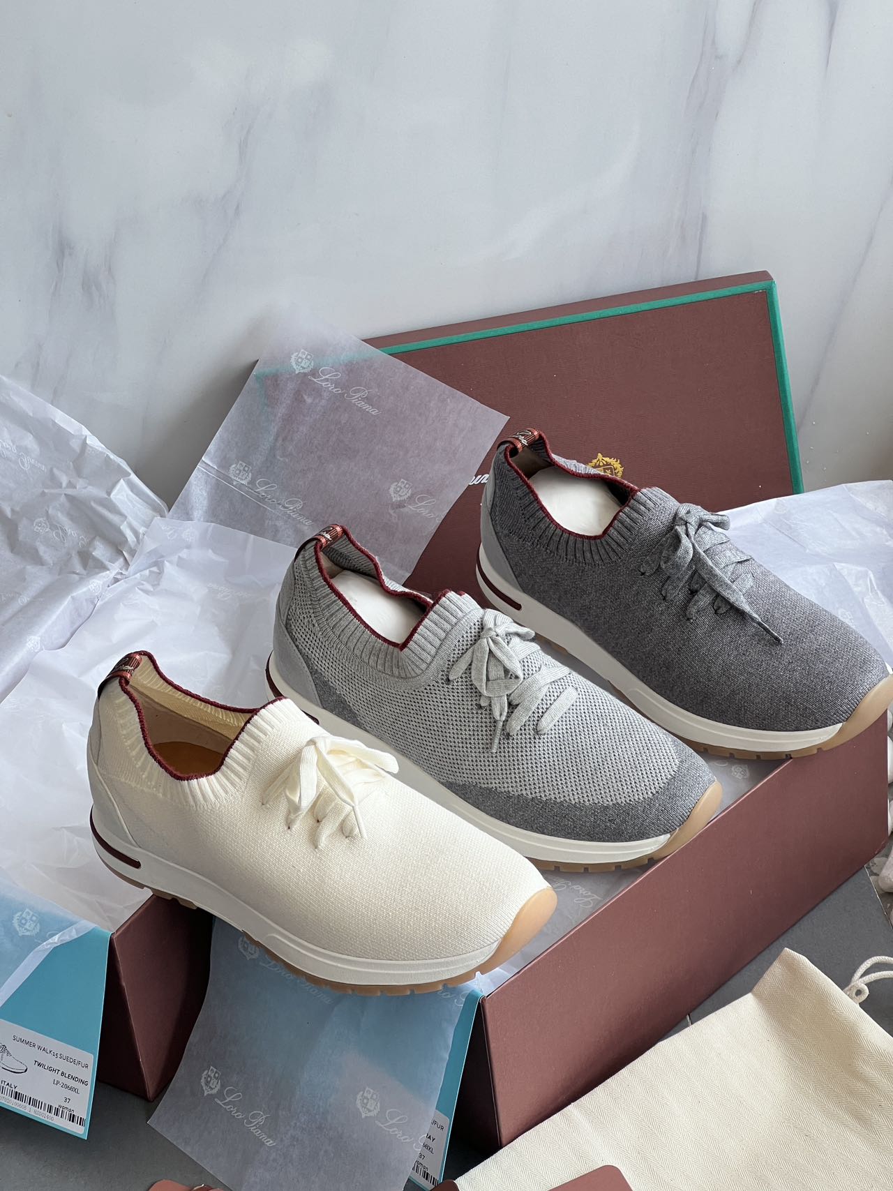 NO:237321,LoroPiana's capsule series 360LPFlexyWalk knitted casual sneakers size:35-36-37-38-39-40 It is simply the perfect example of fashion and comfort coexisting!  This is the original order. Our family has always had this reliable channel to ensure authenticity!  LoroPiana is a big brand that is at the forefront of technology and supports sustainable fashion. They use top-quality recycled cashmere to create a series of eye-catching items. Let’s talk about this 360LP casual shoe. The upper is made of new hybrid recycled cashmere. This cashmere is broken down into some old clothes, mixed with a certain proportion of new fibers, and then knitted it by hand stitching on the loom. This craft is both environmentally friendly and unique. Let’s look at the design of the shoe, which is neutral style, which can be worn by both men and women, and is especially suitable for you who like sports style. The shoes are also decorated with some leather decorations, which look light and flexible, and is simply a versatile tool. When you wear it, you can easily control it and preserve it for a long time, making it your favorite. The flying woven surface on the instep is particularly elastic, and it is not too convenient to put on and take off!  I am no longer afraid of having to wear shoes. Also, these shoes have super breathable performance. Look at these breathable holes, which are dense. You don’t have to worry about your feet sweating and stuffy when wearing them in summer. If you are a sweaty person, then these shoes are simply your savior!  Even the back bag of the shoe is soft, and it feels very comfortable to wear on the feet, so you don’t have to worry about the foot feeling at all. Let’s talk about the soles. The white outsole and Kummel-colored soles look very sporty. The Kummel-colored rubber soles and the ultra-light technical material soles are designed ingeniously, which can help you distribute weight reasonably and have a great shock absorption effect. Moreover, there is no embossed edges on the soles, which makes you more stable when walking and have stronger grip. The fabric is cashmere. The sole is a rubber mold combination, with a high elastic latex insole inside, a Q-elastic foot feel, soft and comfortable, and reduces pressure and increases rebound to make you not tired of your feet after walking for a long time. This configuration is simply a luxurious enjoyment!  The sizes are also very complete, ranging from sizes 35 to 40. Whether you have big feet or small feet, you can find the one that suits you. If you are looking for a pair of casual sneakers that are both fashionable and comfortable, these 360LPFlexyWalk knitted casual sneakers from LoroPiana are definitely the best choice for you!  -Material information - Face: cashmere Sole: Rubber mold combination Fighting pads: High elastic latex insoles plus deer leather, casual shoes/sports shoes, loro piana, loro piana, sneakers19860909LoroPiana的胶囊系列360LPFlexyWalk针织休闲运动鞋size:35-36-37-38-39-40 简直就是时尚与舒适并存的完美典范！这可是原单货哦,咱们家一直都有这条可靠的渠道,保证正品！ LoroPiana,那可是走在技术前沿,又特别支持可持续时尚的大品牌.他们用顶级质量的再生羊绒,打造出了一系列让人眼前一亮的单品.就说这款360LP休闲鞋吧,鞋面用的可是新型混合再生羊绒,这羊绒啊,是把一些旧衣物的纤维分解后,再混上一定比例的新纤维,然后在织机上手工一针一线织出来的.这种工艺,既环保又独特. 再看看这鞋子的设计,中性风格,无论男女都能穿,特别适合喜欢运动风的你.鞋子上还点缀了一些皮革装饰,看起来既轻盈又灵活,简直是百搭神器,穿上它,随便你怎么搭,都能轻松驾驭,还能长久保存,成为你的心头好. 脚背上的飞织面特别有弹性,穿脱起来简直不要太方便！再也不怕穿鞋子费劲了. 还有啊,这鞋子透气性能超级好,你瞅瞅这些透气孔,密密麻麻的,夏天穿也不用担心脚会出汗闷热.如果你是汗脚星人,那这双鞋简直就是你的救星！ 就连鞋子的后包部分也是软软的,穿在脚上感觉特别舒服,完全不用担心脚感问题. 再来说说鞋底吧,白色鞋外底配上Kummel色的鞋底,看起来就很有运动感.Kummel色的橡胶底和那种超轻盈的技术材料鞋底组合在一起,设计得特别巧妙,能帮你合理分配重量,减震效果杠杠的.而且啊,鞋底边缘没有凸纹,这样走路的时候就更稳,抓地力更强. 面料是的羊绒 底是橡胶模具组合的, 内里高弹乳胶鞋垫,Q弹脚感,柔软舒适 减压增弹回弹好让你久走不累脚.这配置,简直就是奢华享受啊！ 尺码也很全,从35到40码都有,无论你是大脚还是小脚,都能找到适合你的那一双. 如果你正在找一双既时尚又舒适的休闲运动鞋,这双LoroPiana的360LPFlexyWalk针织休闲运动鞋绝对是你的不二之选！ -材质信息- 面:羊绒 底:橡胶模具组合 垫脚:高弹乳胶鞋垫加鹿皮,休闲鞋/运动鞋,loro piana,loro piana,sneakers,Women's Shoes