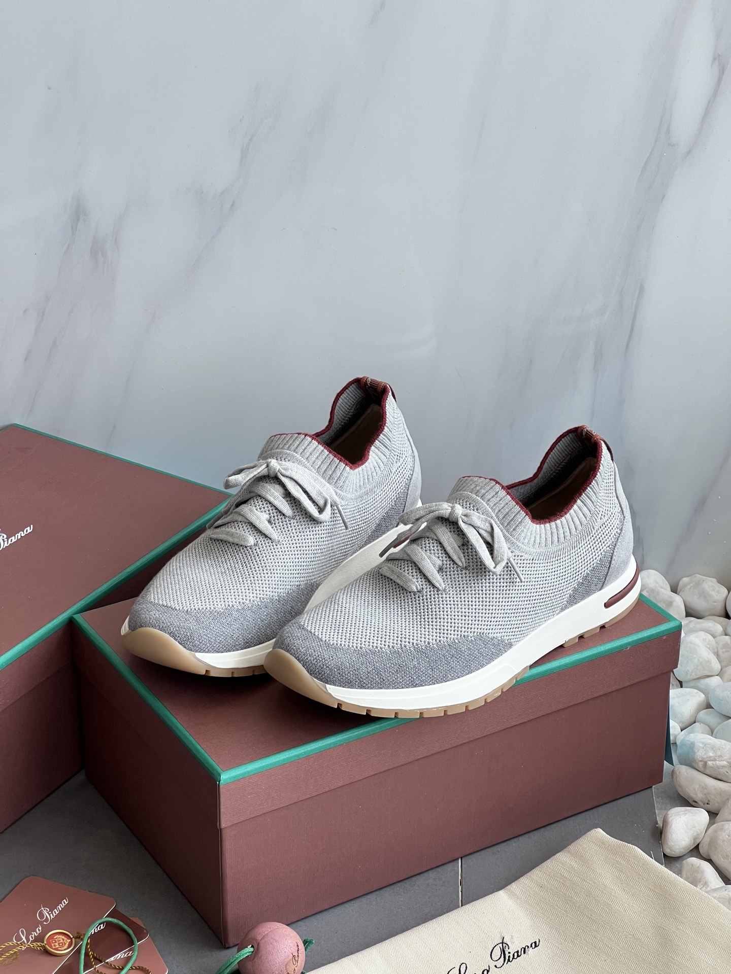 NO:237327,Gray and white color combination, this high-tech knitted casual shoe upper is as soft as the second layer of skin!  !  !  Perfectly wrapped around your feet, not tight, no flesh!  !  !  , casual shoes/sports shoes, sneakers19860909灰白拼色,这款高科技针织休闲鞋鞋面如第二层肌肤般柔软！！！完美包裹脚部,不紧绷,不嘞肉！！！,休闲鞋/运动鞋,sneakers,Women's Shoes