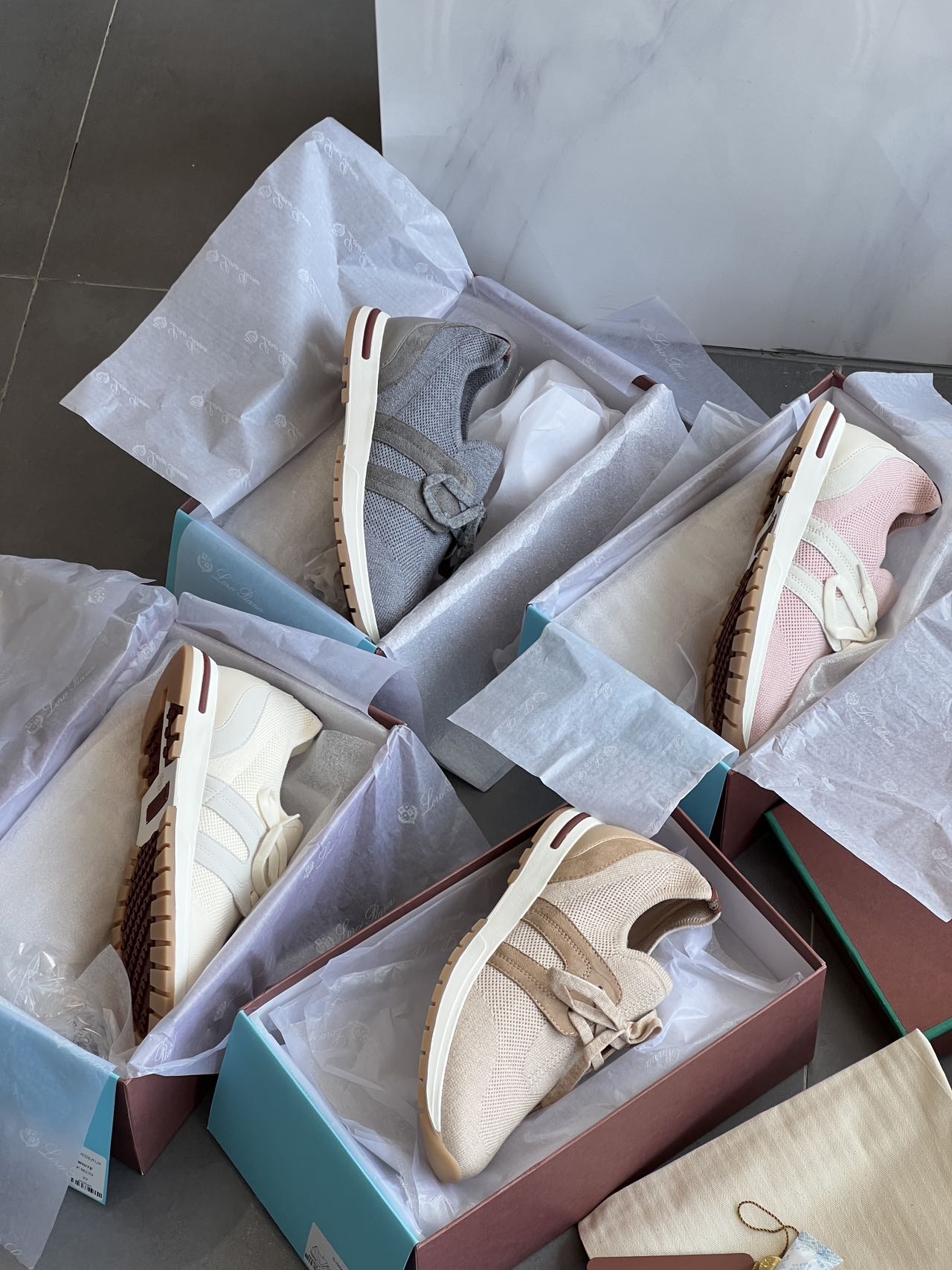 NO:237320,360LpLadyFlexyWalk's series of women's sneakers Size:35-36-37-38-39-40 It's so popular, it's the best among the best products!  The upper is made of cashmere flying knitted. It is so relaxing and comfortable to wear on the feet, just like not wearing it. This cashmere was cut from the merino sheep in Australia and New Zealand. It is so fine that it looks like a sweater. Every stitch and thread are carefully woven with a machine. This shoe trading company is customized, and the workmanship and materials are excellent, exactly the same as the authentic products in the counter, because all the materials are specially selected by the company. They are breathable and casual, especially suitable for summer wear. The toe adopts a special widened shoe last design, so that the space inside the shoes is more spacious. This design can greatly reduce the sense of restraint when wearing shoes, and makes it easier to walk!  Waterproof suede sheep leather is also added on both sides, which looks high-end and atmospheric. There is also a Kummel salad ring on the heel, with the lp logo, which is soft, which is really comfortable to see with the naked eye. The sole is simply so soft that it is amazing!  You can easily bend it, and after folding it, it can immediately return to its original state, without any crease or deformation. You can easily run away without any fatigue or scratching your feet!  So it’s really not too cost-effective to buy it. There are lp embossed patterns on the white rubber bottom, which are both beautiful, safe and non-slip. When you wear it, the pressure on the soles of your feet will be instantly gone, and you will walk with ease and freedom!  Whether you are traveling in spring, walking in summer, or getting up and exercising in the morning, these shoes are excellent choices. Fabric: cashmere waterproof suede sheepskin, inner: deer leather There is also lp embossed pattern on the white rubber sole, which is both beautiful and non-slip. Colors are pink and sand, white, flower beige, flannel gray. Four colors are available for you to choose from, and the colors are also very versatile. Whether you are wearing shorts, long skirts or jeans, you can match them very well., casual shoes/sports shoes, loro piano, sneakers, skirts, shorts, jeans, sheepskin19860909360LpLadyFlexyWalk这一系列的女士运动鞋 Size:35-36-37-38-39-40 简直火得不行,是精品里的尖货！鞋面采用羊绒飞织,穿在脚上,那叫一个轻松自在,就像没穿一样. 这羊绒可是从澳大利亚和新西兰的美利奴羊身上剪下来的,精细得跟针织衫似的,每一针每一线都是用机器精心织出来的. 这鞋贸易公司定制的,做工、材料都是顶呱呱的,跟专柜的正品一模一样,因为所有的材料都是公司专门挑选的.透气又休闲,特别适合夏天穿 鞋头采用了特别的加宽鞋楦设计, 这样一来,鞋子里面的空间就更宽敞啦.这样的设计能大大减少穿鞋子时的束缚感, 走起路来都轻松了不少呢！ 两侧还加了防水绒面羊皮革,看起来就高端大气.鞋跟上还有个Kummel色拉环,带着lp的标识,柔软程度,那真的是肉眼可见的舒服,鞋底,那简直是软到让人惊叹！你可以轻轻松松地把它折弯,而且折完之后,它还能马上恢复原状,一点折痕或者变形都没有.不累脚不磨脚轻松暴走无压力！所以买它穿真的不要太划算啦 白色橡胶底上还有lp的凸纹,既美观又安全防滑.穿上它,脚底压力瞬间就没了,走起路来轻松自在！ 不管你是春天出游,夏天散步,还是早上起来运动一下,这双鞋都是绝佳选择. 面料:羊绒防水绒面羊皮革, 内里:鹿皮 大底白色橡胶底上还有lp的凸纹,既美观又防滑 颜色粉沙色、白色、花米色、法兰绒灰, 四种颜色随你挑, 颜色也特别百搭,不管你是配短裤、长裙还是牛仔裤,都能搭得特别好看.,休闲鞋/运动鞋,loro piana,sneakers,skirts,shorts,jeans,sheepskin,Women's Shoes