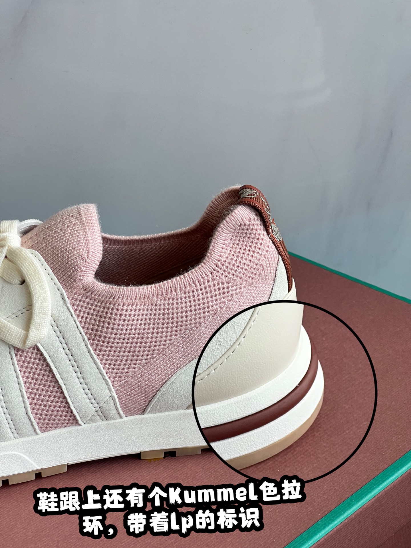 NO:237331,There is also a Kummel salad ring on the heel, with the l logo. It is soft, which is really comfortable to see with the naked eye. The sole is so soft that it is amazing!  You can easily bend it, and after folding it, it can immediately return to its original state, without any crease or deformation. You can easily run away without any fatigue or scratching your feet!  So it's really not too cost-effective to buy it, casual shoes/sports shoes, loro piana, sneakers19860909鞋跟上还有个Kummel色拉环, 带着l的标识 柔软程度,那真的是肉眼可见的舒服,鞋底,那简直是软到让人惊叹！你可以轻轻松松地把它折弯,而且折完之后,它还能马上恢复原状,一点折痕或者变形都没有.不累脚不磨脚轻松暴走无压力！所以买它穿真的不要太划算啦,休闲鞋/运动鞋,loro piana,sneakers,Women's Shoes