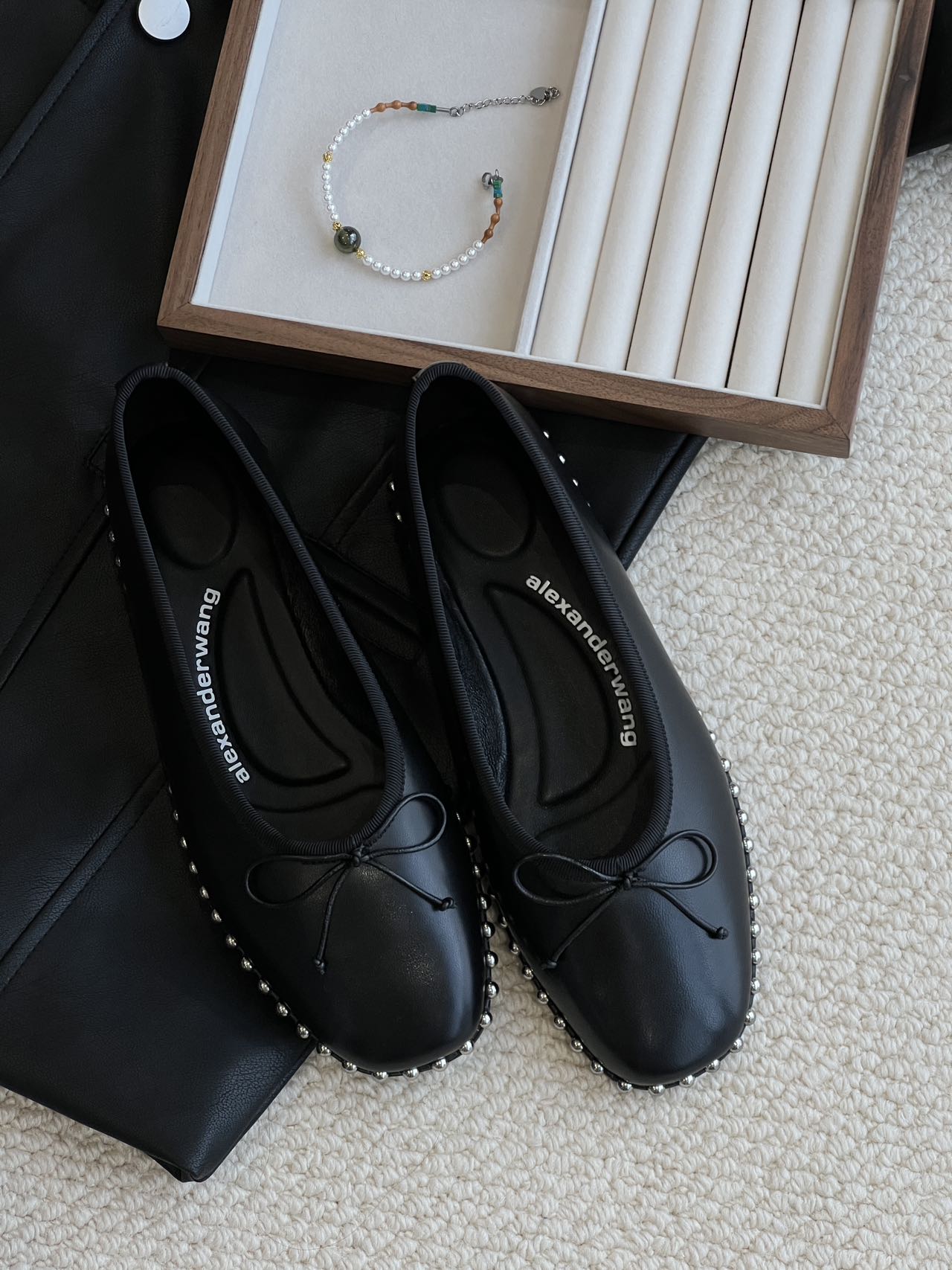 NO:237289,———Classic black, bows and pearl elements collide, sweet and cool. The leather is delicate and soft, and you can feel comfortable when walking. It is super eye-catching on your feet, and it is suitable for daily commuting and shopping, making it easy to create a fashionable feeling. Buy early and enjoy it early, leather shoes19860909———经典黑色,蝴蝶结与珍珠元素碰撞,甜美中带点酷飒.皮质细腻柔软,行走间皆是自在. 上脚超吸睛,日常通勤、逛街都适配,轻松打造时髦感.早买早享受,皮鞋,Women's Shoes