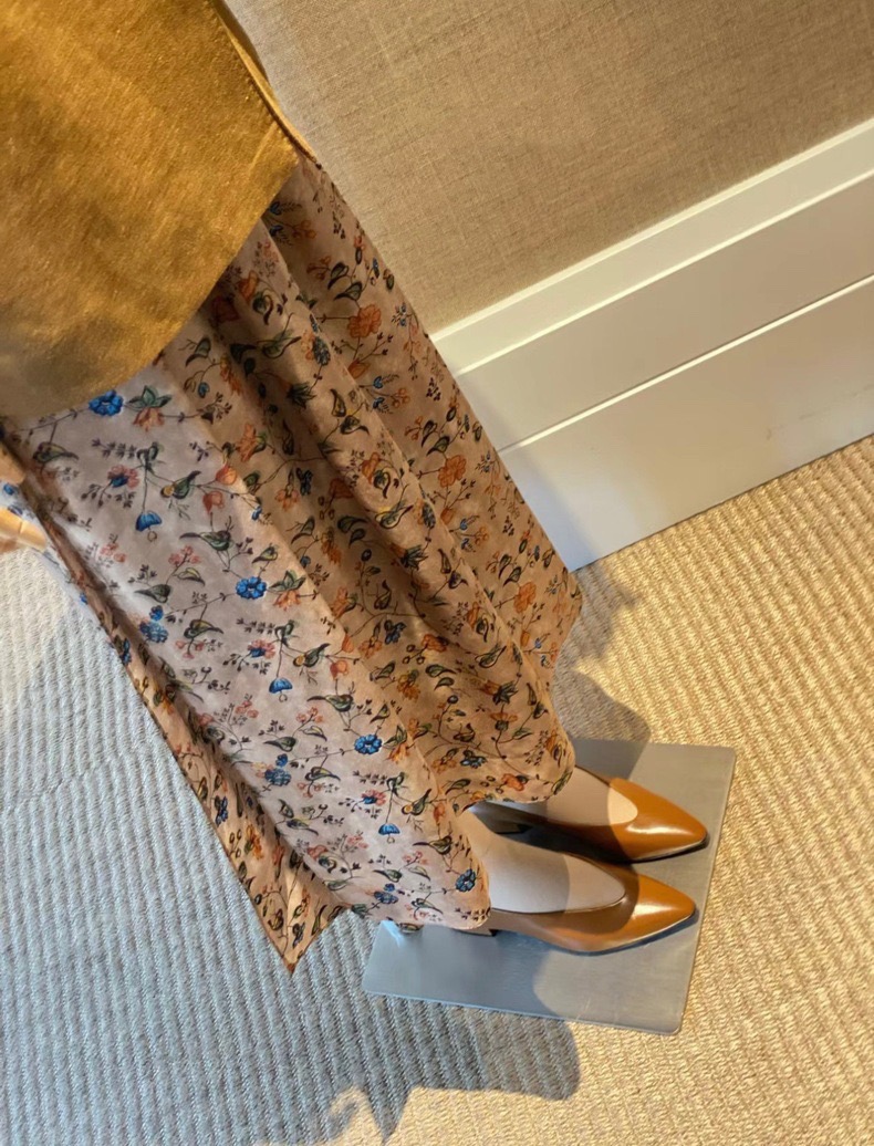 NO:237301,The whole shoe shape is simple and elegant, very clean and neat and easy to match!  It’s easy to hold on whether it’s a skirt or a pants!  ,single shoes,skirts19860909整个鞋型简约优雅, 很干净利落又很好搭配！ 无论是裙子还裤装都轻松拿捏住！,单鞋,skirts,Women's Shoes