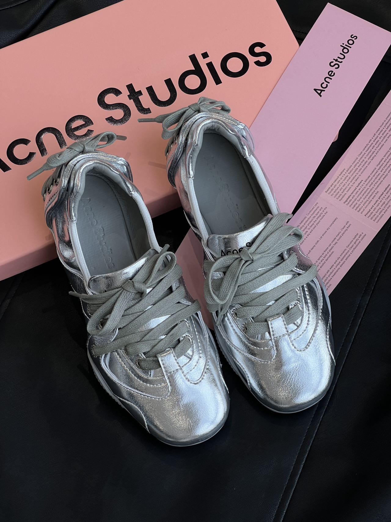 NO:237966,The Spring Series cannot be without silver ballet shoes. The combination of silver and straps is so beautiful!  !  The whole retro girlish feeling is full of ~~ The feet feel light and soft, it is very comfortable to wear when commuting and walking!  It feels very casual and relaxing when wearing a sweatshirt and jeans every day, ballet shoes, hoodie, sweatshirts, jeans19860909春天系列不能没有银色芭蕾舞鞋 银色和绑带带组合在一起也太好看啦！！一整个复古少女感满满~~脚感轻便柔软,穿去通勤走路很舒服！日常搭个卫衣牛仔裤就很休闲松弛感了,芭蕾舞鞋,hoodie,sweatshirts,jeans,Women's Shoes