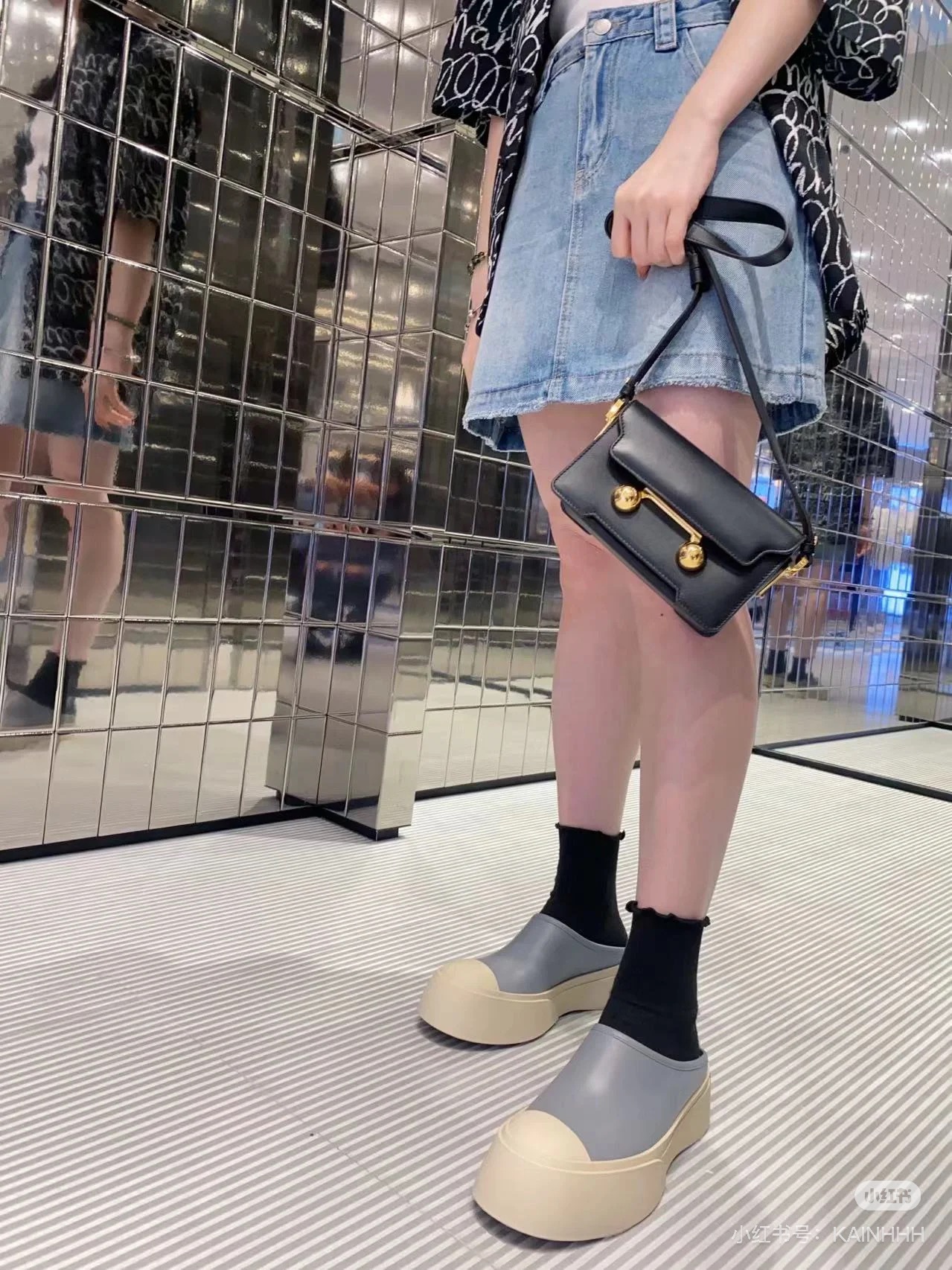 NO:226570,It looks simple and playful, but it has a semi-dragged 