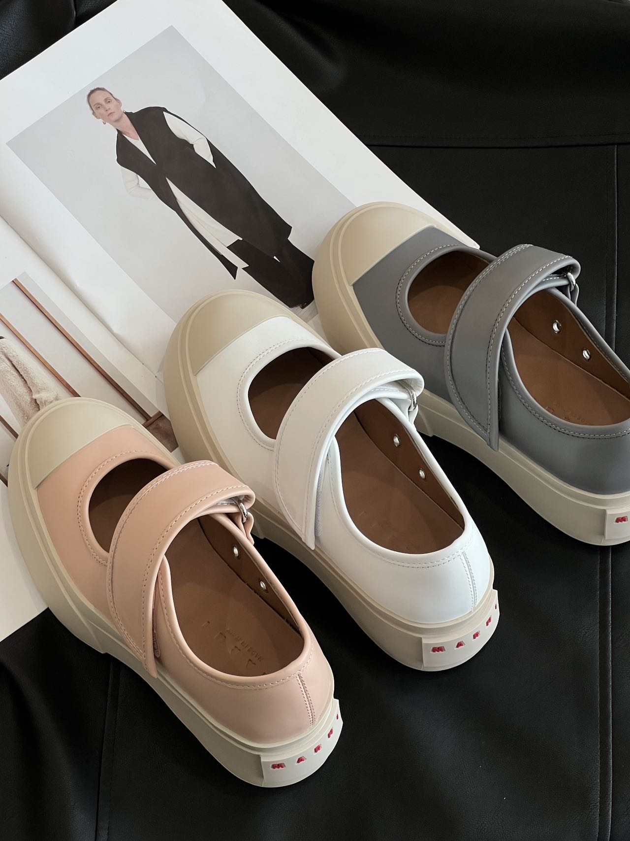 NO:226600,When it comes to Marni's family, everyone's first reaction is that this most classic Velcro big-toe shoes is stupid and fashionable. It can be said to be one of the main items every spring and summer. Many friends buy one color and another color!  Of course, this shoe is so popular that many celebrities are indispensable for the popularity of this shoe, such as Song Zuer and Zhao Lusi. I believe that every girl cannot refuse it!  This Mary Jane big toe shoes is lightweight, comfortable and versatile!  Playful and cute, but also has fashionable trendy shoelaces or Velcro. You can adjust the elastic and tightness according to your needs and it is convenient to put on and take off. It is cute when you wear it alone or socks. It won’t disappoint everyone. The key is that the shoe shape is very small, light and comfortable. Mary Jane, marni, mary jane, socks19860909提到Marni家大家肯定第一反应都是这款最经典的魔术贴大头鞋了蠢萌又时髦可以说是每个春夏的主推单品之一不少小伙伴都是买了一个色又买一个色的！ 当然这款鞋如此火爆也是少不了众多明星的上脚比如宋祖儿赵露思等～相信是每一个女孩子都无法拒绝的！ 这款玛丽珍大头鞋增高轻便舒适百搭！俏皮可爱的同时又不乏时髦的潮范鞋带还是魔术贴的可以根据自己需求调节松紧穿脱也方便～上脚减龄又可爱再搭配上无论是单穿还是穿袜子都不会让大家失望～重点是鞋型还非常显脚小轻便又舒适,玛丽珍,marni,mary jane,socks,Women's Shoes