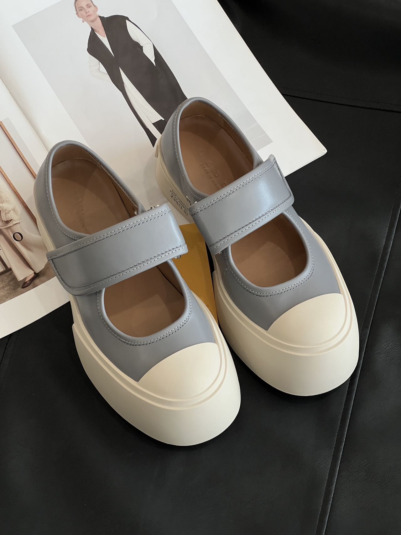 NO:226608,The classic and eye-catching color scheme of Elephant Gray is actually very versatile. It is completely comfortable and good-looking. It has a very strong inclusive visual effect of making you look thin and tall. I will arrange this year's popular style... Mary Jane, mary jane19860909大象灰经典吸睛的配色上脚其实很百搭 完全就是舒适与颜值并存 包容性特别强显瘦显高的视觉效果 给你安排上今年的热捧款…,玛丽珍,mary jane,Women's Shoes