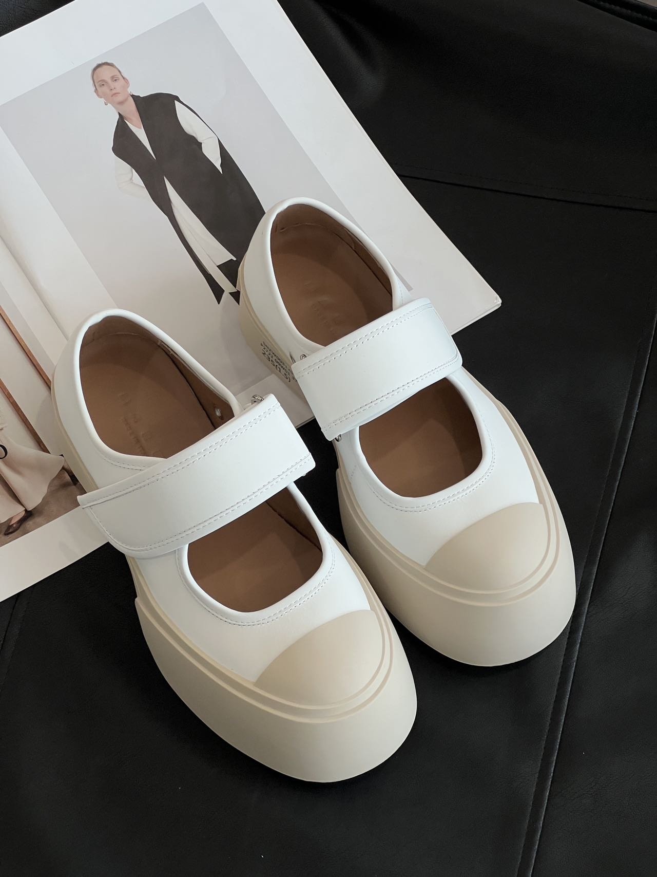 NO:226612,The white shoes are the white moonlight in the shoes!  !  The style is very cute, with round toe and large toe shoes, which are very suitable for matching. They are thick-soled and soft to wear. They are very friendly to small people!  Velcro is easy to put on and take off!  The thick soles are not heavy or light at all!  ,Mary Jane,Mary Jane19860909小白鞋才是鞋中白月光的存在！！ 款式很可爱,圆头,偏大头鞋,很适合搭配用,是厚底的,穿起来软软的, 对小个子很友好！魔术贴方便穿脱！ 厚厚的鞋底一点也不重很轻便！,玛丽珍,mary jane,Women's Shoes