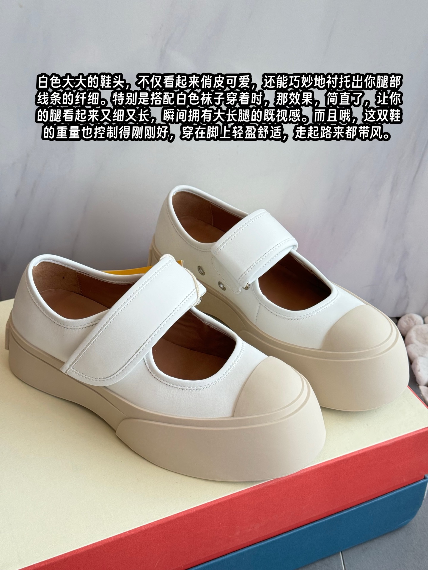 NO:226572,The big white toe can not only look playful and cute, but also cleverly highlights the slenderness of your legs. Especially when worn with white socks, the effect is simply, making your legs look thin and long, instantly with the déjà vu. And, the weight of these shoes is just right, it is light and comfortable to wear on your feet, and it is windy when walking., Mary Jane, mary jane, socks19860909白色大大的鞋头,不仅看起来俏皮可爱,还能巧妙地衬托出你腿部线条的纤细.特别是搭配白色袜子穿着时,那效果,简直了,让你的腿看起来又细又长,瞬间拥有大长腿的既视感.而且哦,这双鞋的重量也控制得刚刚好,穿在脚上轻盈舒适,走起路来都带风.,玛丽珍,mary jane,socks,Women's Shoes