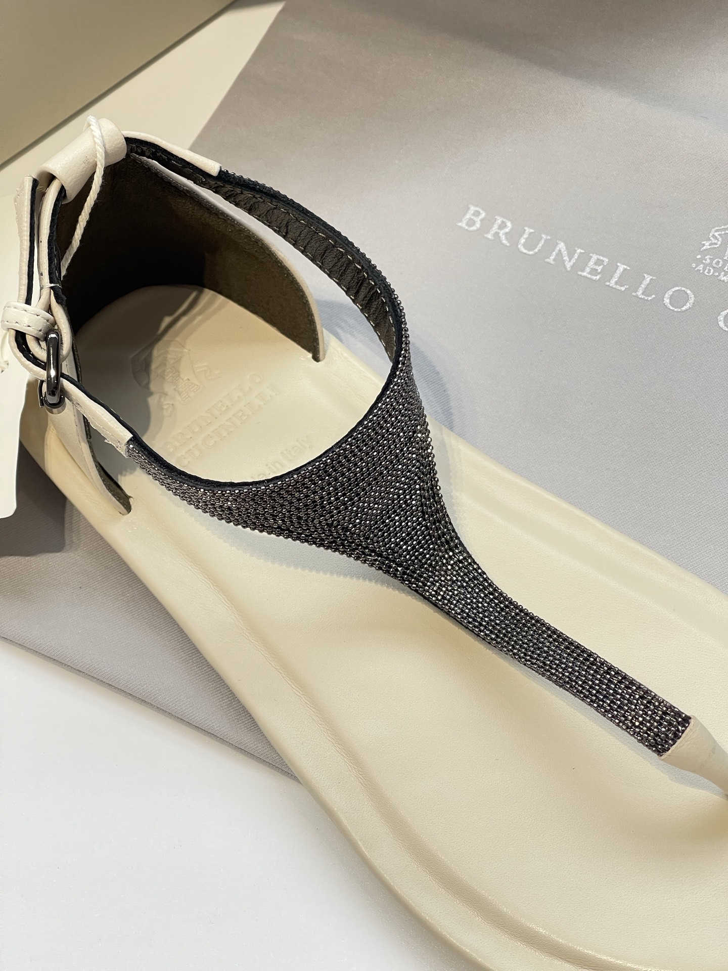 Elegant Beaded T-Strap Flat Sandals for Women | Brunello Cucinelli 4 i1747389287125 868 0 2