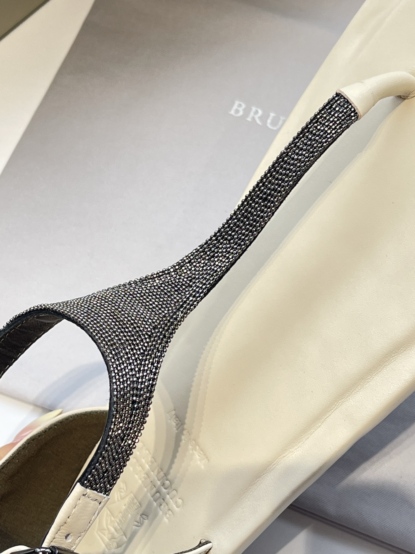 Elegant Beaded T-Strap Flat Sandals for Women | Brunello Cucinelli 5 i1747389288499 9543 0 3
