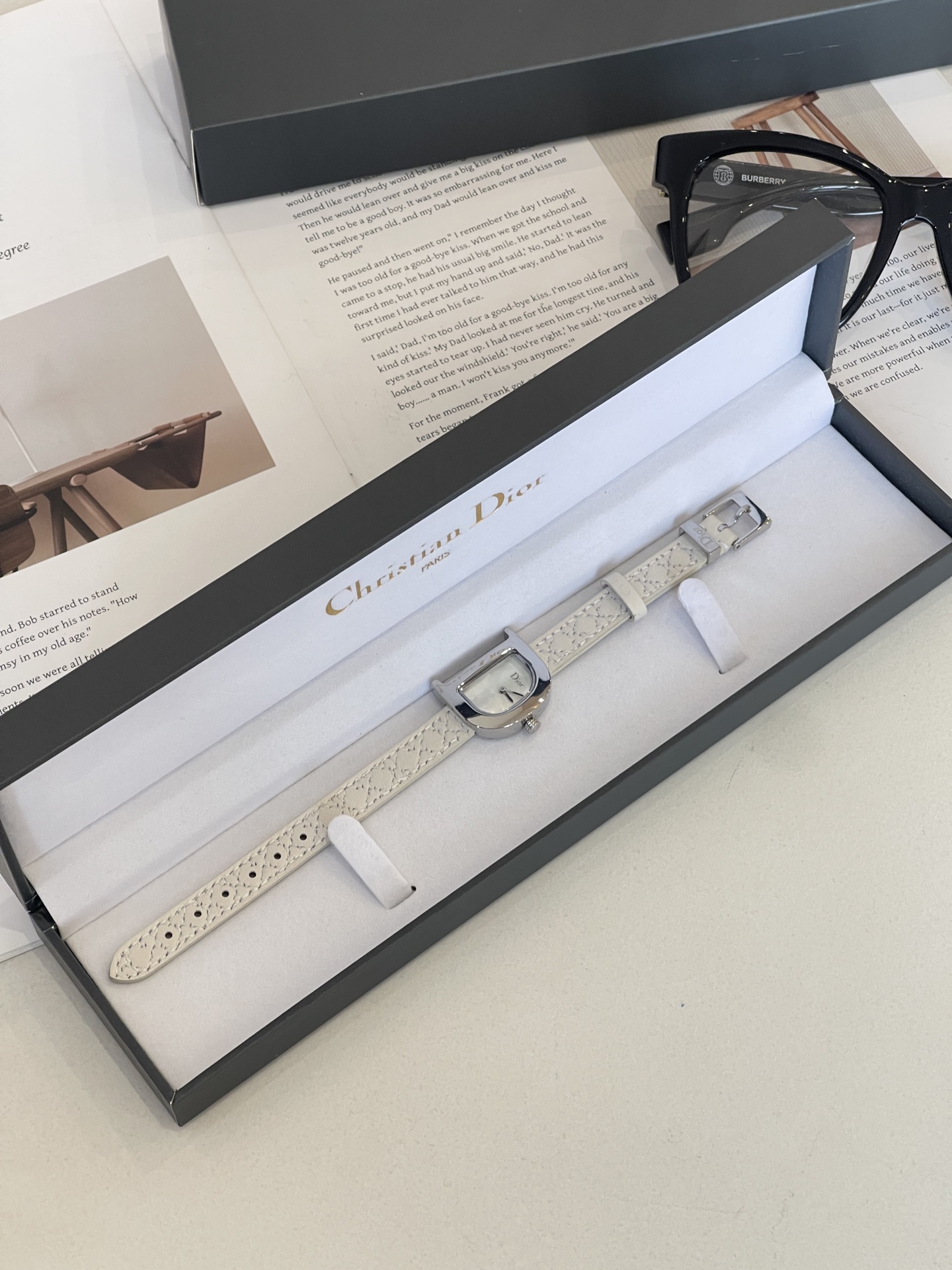 NO:385009,Super cost-effective recommendation is another item that captures loyal fans!  !  This vintage mid-range model is really not easy to wait until this batch. The price this time will definitely make the sisters scream!  !  The DIORvintage series mid-style D-shaped Fritillar watch... The Fritillar dial swirls lightly, flowing with a natural halo as soft as moonlight, and each unique texture is an aesthetic code engraved by the brand. The minimalist dial design abandons redundant functions and focuses only on the pure record of time. The elegant interpretation of the simplified elegance of simplicity is vividly reflected, as if taking us back to the simple and beautiful old days. The leather strap is gentle to the wrist, and the delicate touch shows the ladylike temperament; the 316 stainless steel material outlines the dial contour, and the toughness and softness are perfectly blended here. The fashionable cycle of reincarnation quietly rotates. This watch full of vintage charm carries the classic style of the age of my parents, but has not been dusted by the years at all. The unique design makes you say goodbye to the embarrassment of the watch and become a unique existence in the crowd.  The 24mmX18mm exquisite dial size is suitable for different slender wrists and a full set of original packaging. Whether it is treasured by oneself or given to the cherished one, it is a romantic choice for carrying the heart. Wear it, and make retro and elegance bloom forever on the wrist. A high-quality native watch that makes people fall in love with at first sight. This watch is really lovely at first sight!  The silver D self-shaped Fritillar dial is rare in the design of women's watches. The middle part is made of Fritillaria. As the wrist moves, the Fritillaria will also appear in different colors, like light flowing on it!  !  ,dior19860909超高性价比推荐又是俘获忠粉的单品！！这个vintage中古款,等到这批真心不容易,这一次的价格放出来绝对让姐妹们尖叫！！DIORvintage系列中古款D字型贝母腕表... 贝母表盘轻旋,流转着如月光般柔和的天然光晕,每一处独特纹理都是品牌镌刻的美学密码.极简设计的表盘,摒弃冗余功能,仅专注于时间的纯粹记录,将删繁就简的优雅诠释得淋漓尽致,仿佛带我们回溯至简单美好的旧日时光. 真皮表带温柔贴合腕间,细腻触感尽显淑女气质；316精钢材质勾勒表盘轮廓,硬朗与柔美在此完美交融.时尚的轮回悄然转动,这枚充满vintage韵味的腕表,带着爸爸妈妈年代的经典风情,却丝毫未被岁月蒙尘,独特设计让你告别撞表尴尬,成为人群中独一无二的存在. 24mmX18mm精致表盘尺寸,适配不同纤细手腕,搭配全套原包装,无论是珍藏于己,还是赠予珍视之人,皆是承载心意的浪漫之选.戴上它,让复古与优雅在腕间永恒绽放. 让人一眼就爱上的高级质感本命手表,这表真是让人一眼就爱上！银色D自型贝母表盘这在女表的设计里很少见,中间部分是贝母材质,随着手腕的动作贝母也会呈现不同的颜色像是有光在上面流动！！,,dior,Watch