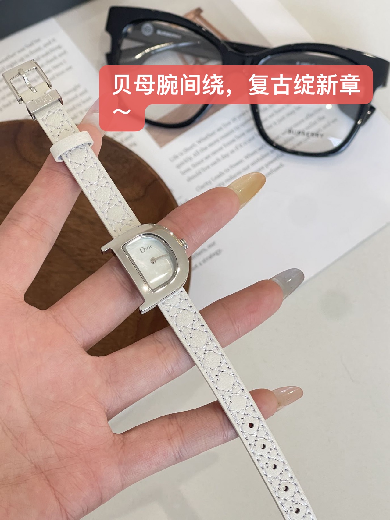 NO:385018,Fritillaria wraps around the wrist, and a new chapter is blooming in retro~ It is like a little surprise romance hidden in the cuffs. Getting this watch is a gift to yourself with shine and romance. It is not only a watch but also a watch. Every time I look down and see it, I always feel that the ordinary moments in life are no longer ordinary.19860909贝母腕间绕,复古绽新章～ 就像藏在袖口的惊喜小浪漫 入手这块表 是赠予自己的闪耀和浪漫 它不仅是一个腕表更表达我的生活态度 每次低头看到它的时候 总会觉得 生活里那些普普通通的时刻也不再平凡了,,Watch