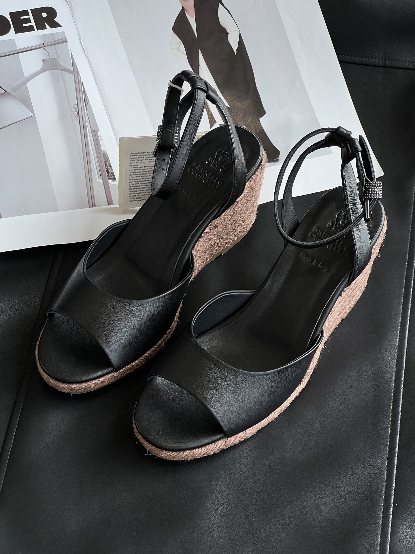 Elegantes Sandalias de Cuña Brunello Cucinelli en Piel Negra con Detalle de Cuerda