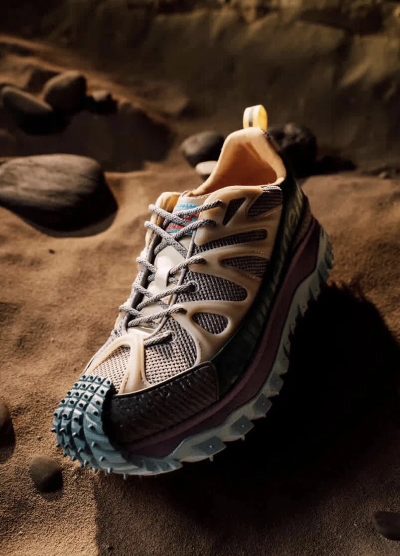 NO:640003,The fashionable ski brand Moncler has found Salehe Bembury, a shoe designer who has participated in the creation of the Moncler Genius series, to cooperate to launch a new Monclerquipements joint series. This cooperation integrates Bembury's unique terrain aesthetics into Moncler's mountaineering tradition, creating a functional and fashionable boutique, which has become the highlight of spring and summer this year.,,burberry19860909时尚滑雪品牌Moncler找到曾参与打造MonclerGenius系列的鞋履设计师SaleheBembury合作,推出全新Monclerquipements联名系列.这次合作将Bembury独特的地形美学融入Moncler的登山传统,创造出兼具功能性与时尚感的精品,成为年春夏的瞩目亮点.,,burberry,Men's shoes