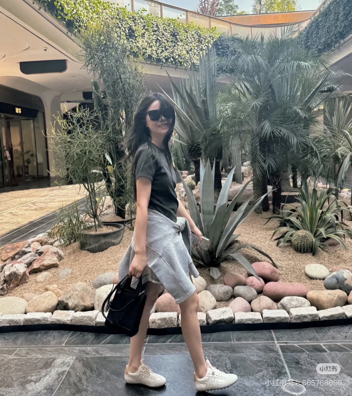 NO:631013,HOGAN, Italy's top shoe brand, uses exquisite materials and perfectly combines casualness and luxury!  Their Forrest Gump shoes are really amazing - they feel as soft as cotton on your feet, the leather is high-grade and textured, and you will be addicted after wearing them once!  Not only are they fashionable and versatile, but the key is that they are so comfortable that you don’t even want to take them off. Casual shoes/sports shoes, sneakers19860909意大利顶级鞋牌HOGAN,用料讲究,把休闲和高级感拿捏得死死的！ 他家这款阿甘鞋真的绝了——脚感软得像踩棉花,皮质高级有质感, 穿一次就上瘾！时髦百搭不说,关键舒服到根本不想脱.,休闲鞋/运动鞋,sneakers,Women's Shoes