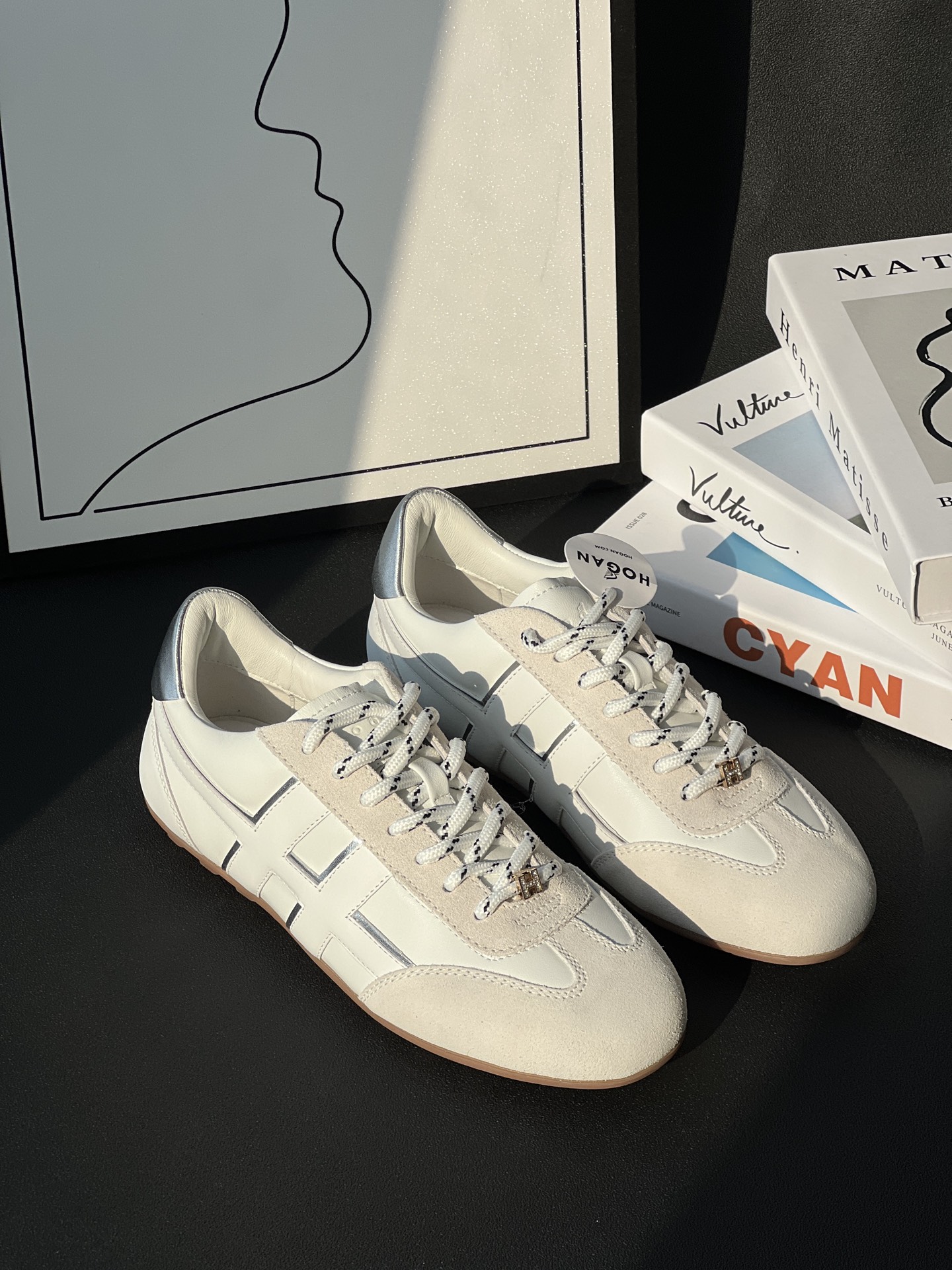 NO:630987,'White and silver is one of our most popular classic colors, and it has a high appearance rate. Customer feedback has always been great. Not only do this brand's shoes look great, they are also unparalleled in comfort!', casual shoes/sports shoes, sneakers19860909'白银色是我们最受欢迎的经典配色之一, 出镜率特别高.客户反馈一直很棒. 这个品牌的鞋子不仅颜值在线, 舒适度更是没话说！',休闲鞋/运动鞋,sneakers,Women's Shoes