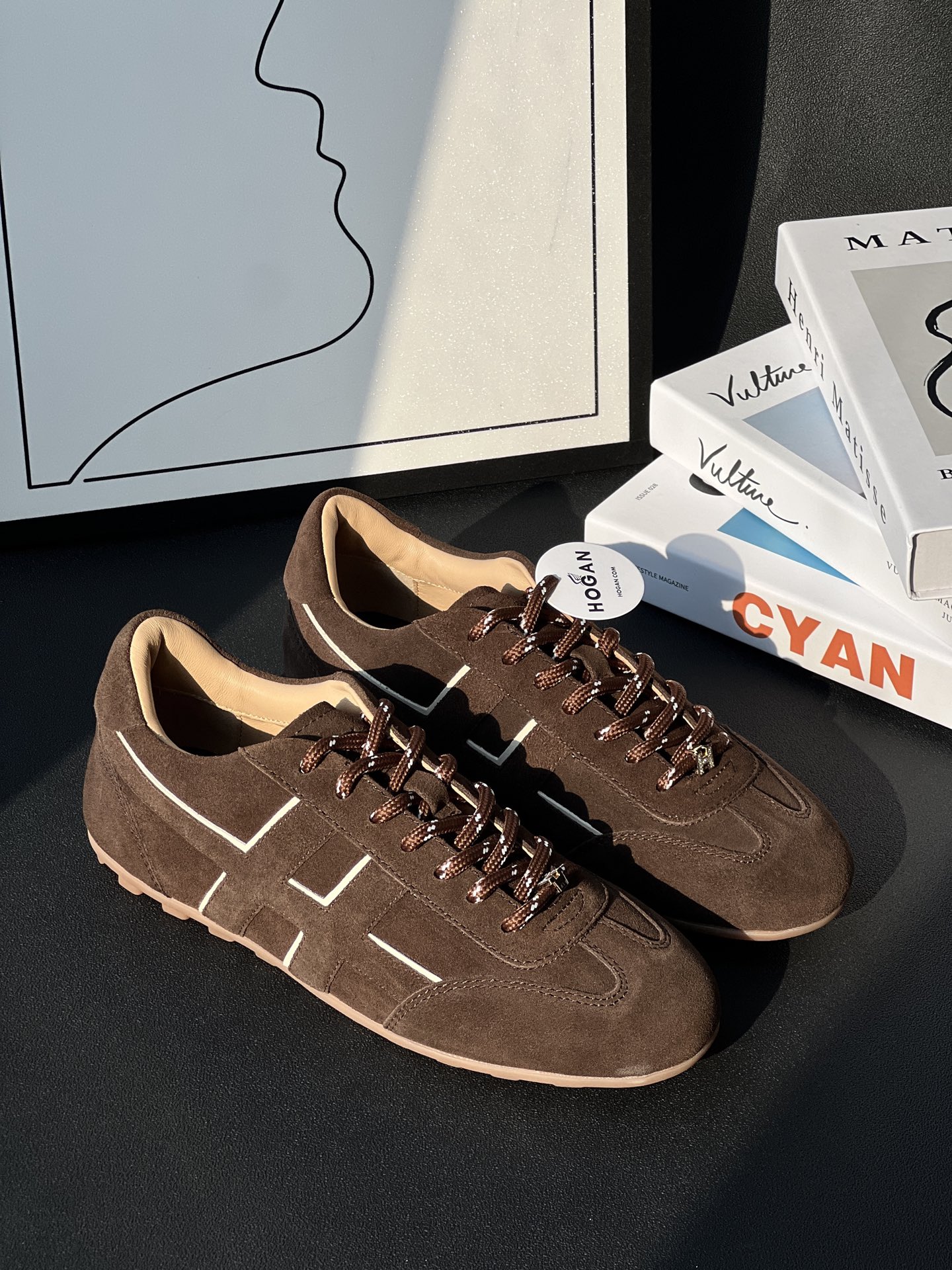 NO:630991,Hogan's moral training shoes have Maillard sweet and cool wind welded directly to the feet!  It feels like stepping on clouds when you step on it. The small pillow sponge in the heel + the super flexible shoe body makes it feel like stepping on cotton even after walking for 8 hours. It gives you a full sense of early autumn atmosphere!  ,casual shoes/sports shoes,sneakers19860909Hogan德训鞋直接把美拉德甜酷风焊在脚上啦！ 踩上去就像踩着云朵般Q弹 后跟小枕头海绵+超柔韧鞋身 暴走8小时都像踩棉花 早秋氛围感直接拉满！,休闲鞋/运动鞋,sneakers,Women's Shoes